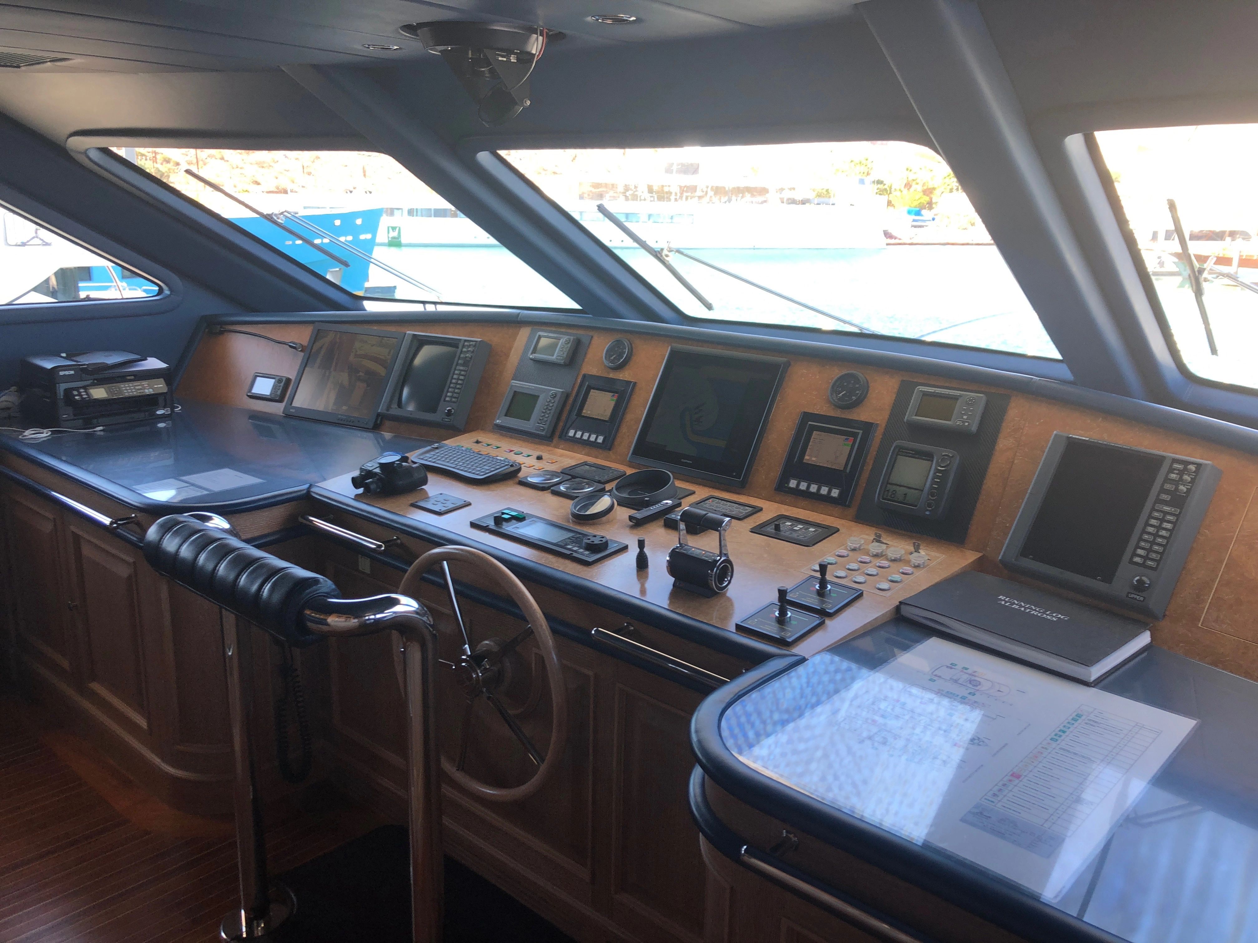 2004 Benetti Cockpit - 12
