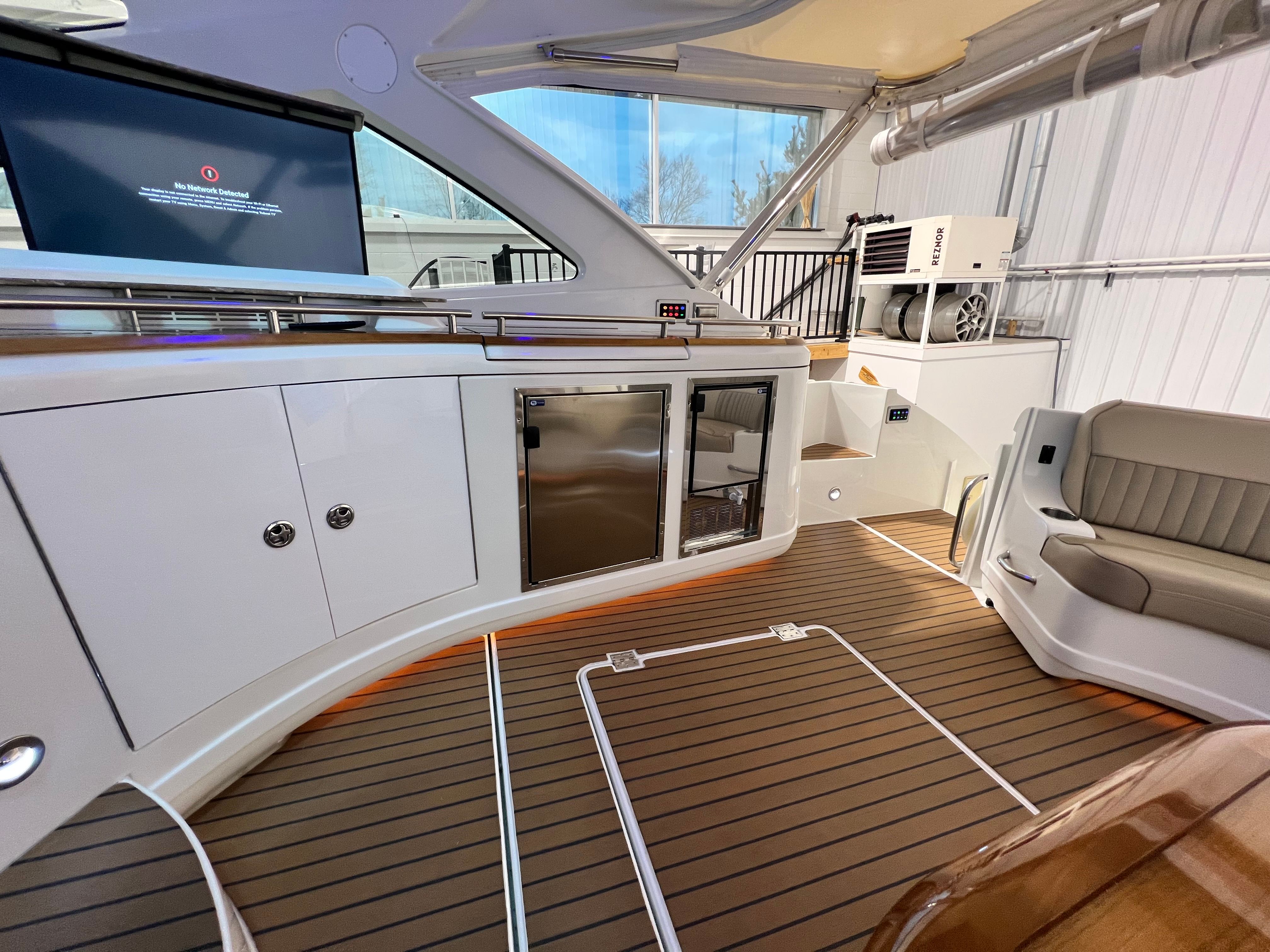 2009 Cruisers Yachts 520 Sports Coupe - 18