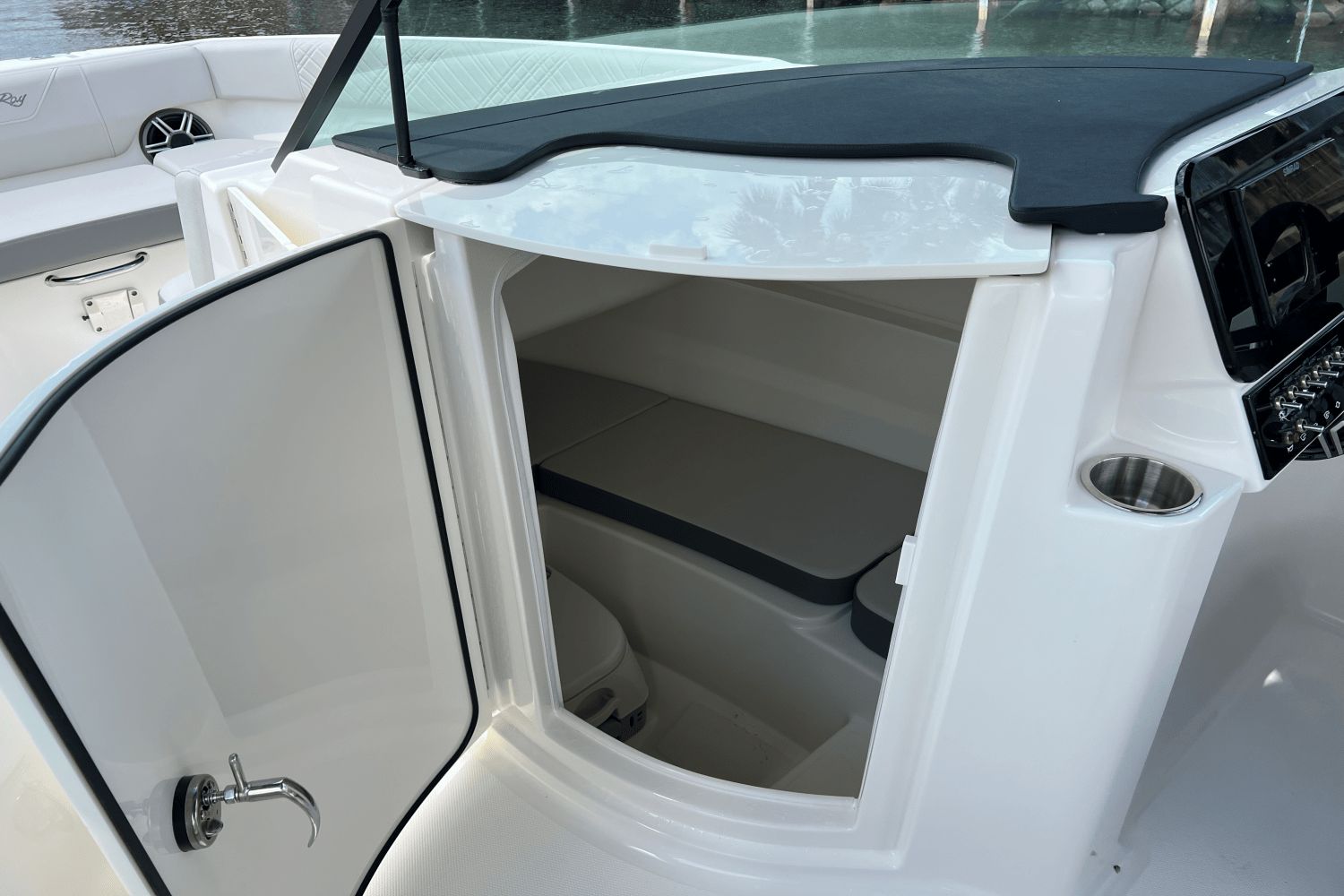 2026 Sea Ray SDX 230 Outboard - 19
