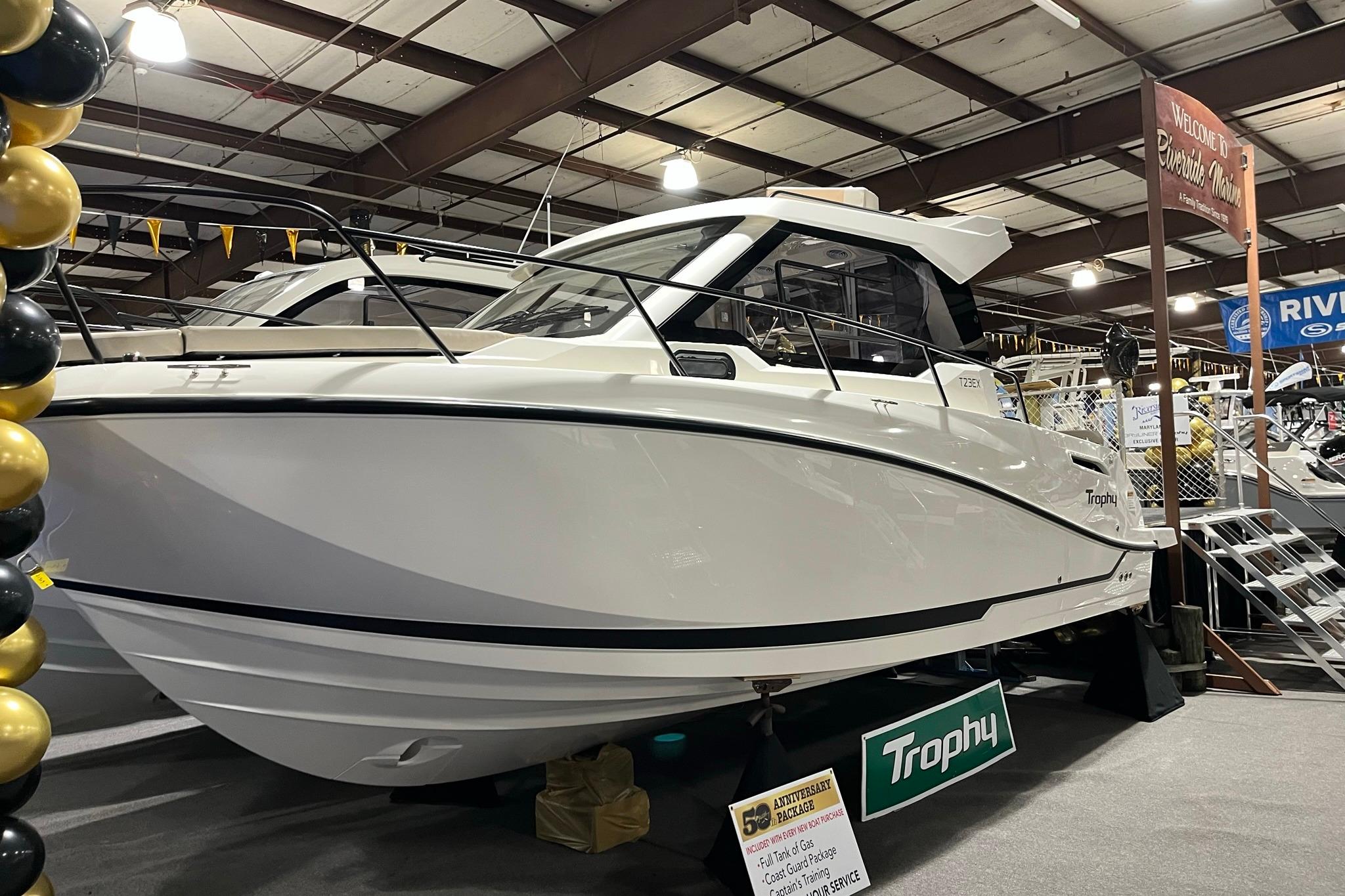 2026 Bayliner Trophy T23 Explorer boat displayed indoors at a marine exhibition.