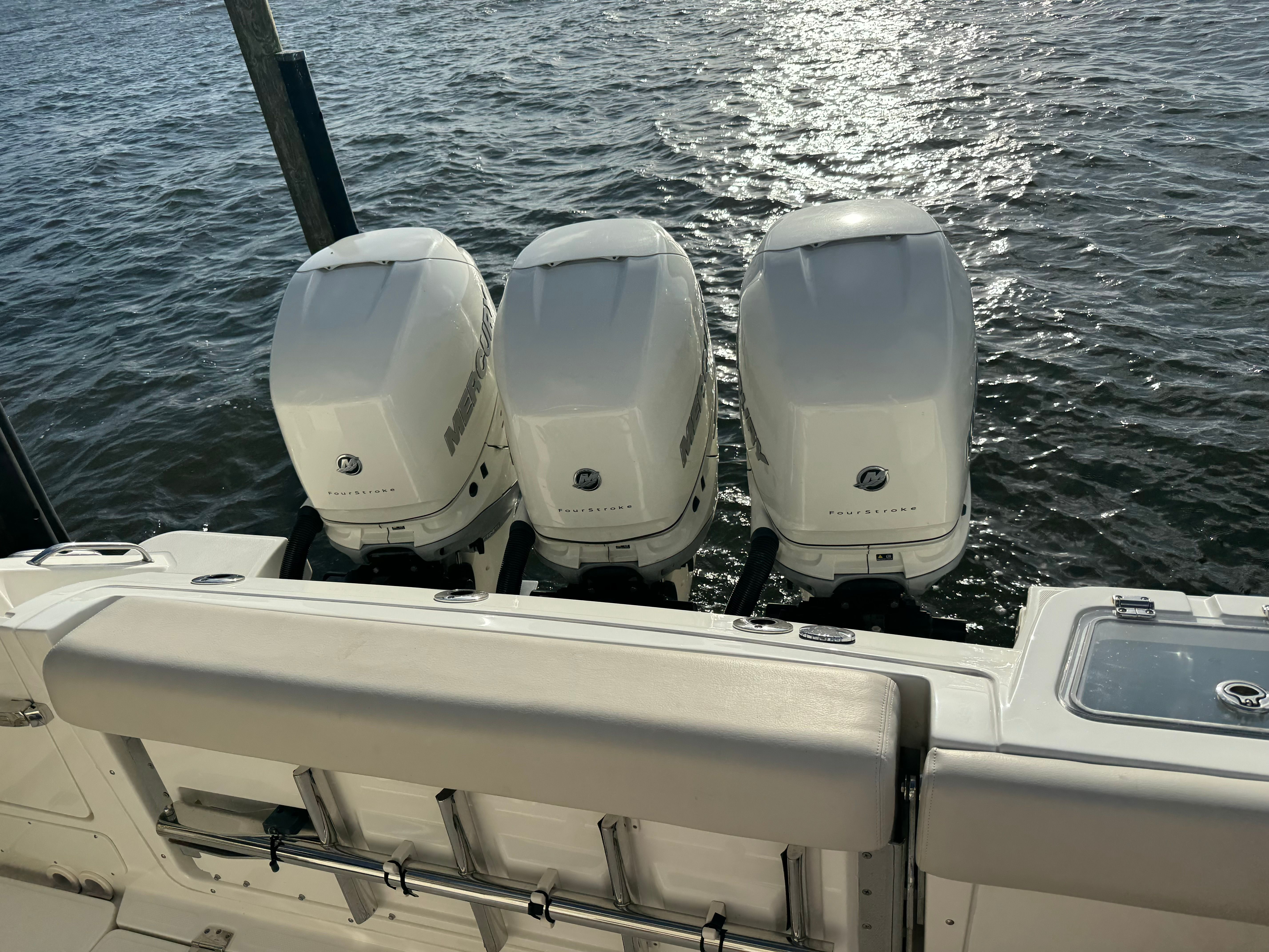 Boston Whaler 350 Realm 2020 with three outboard engines.