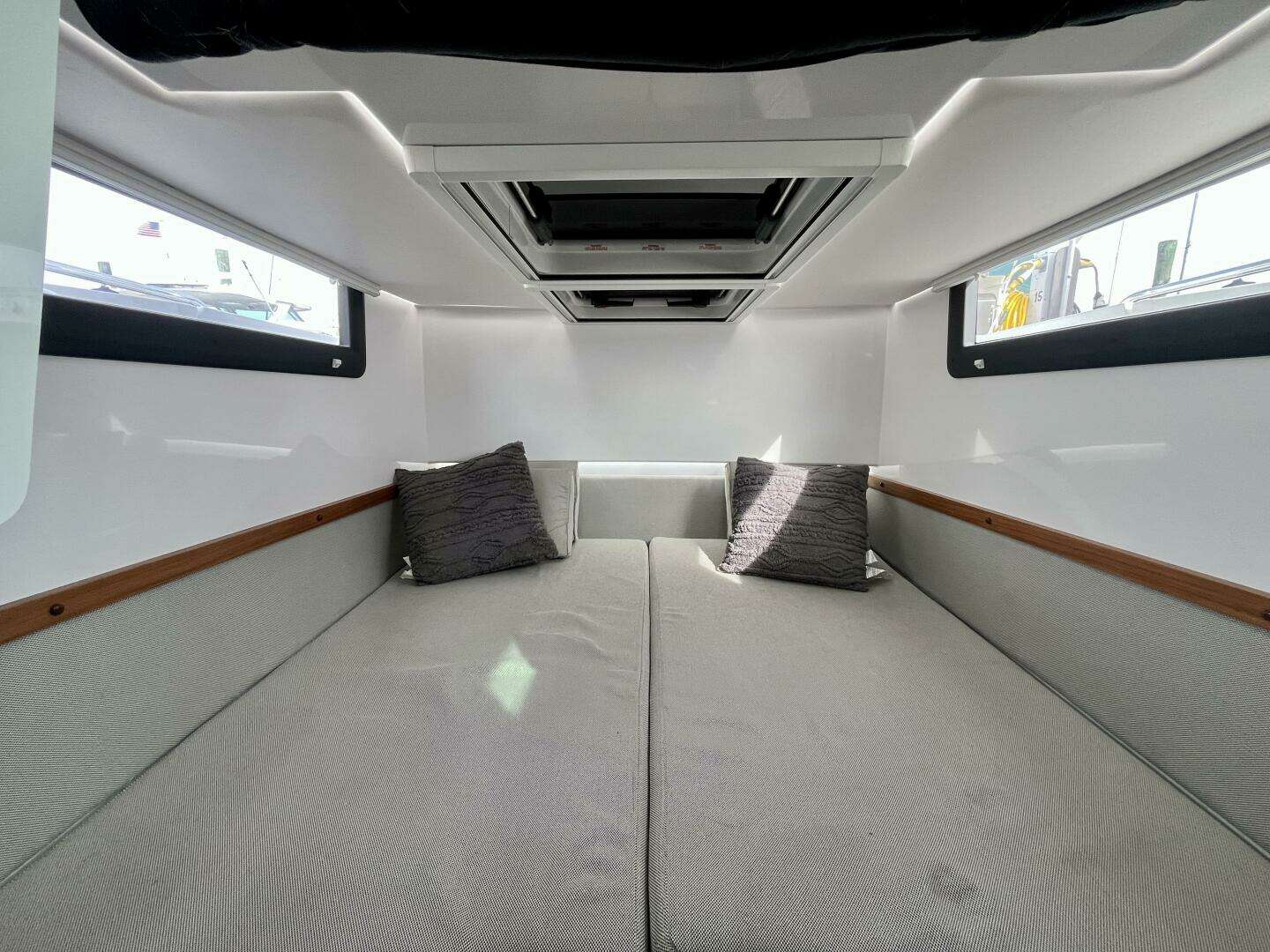 2018 Axopar 37 Sport Cabin R - Image 23
