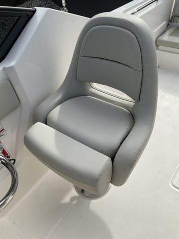 2024 Boston Whaler 210 Vantage - 29