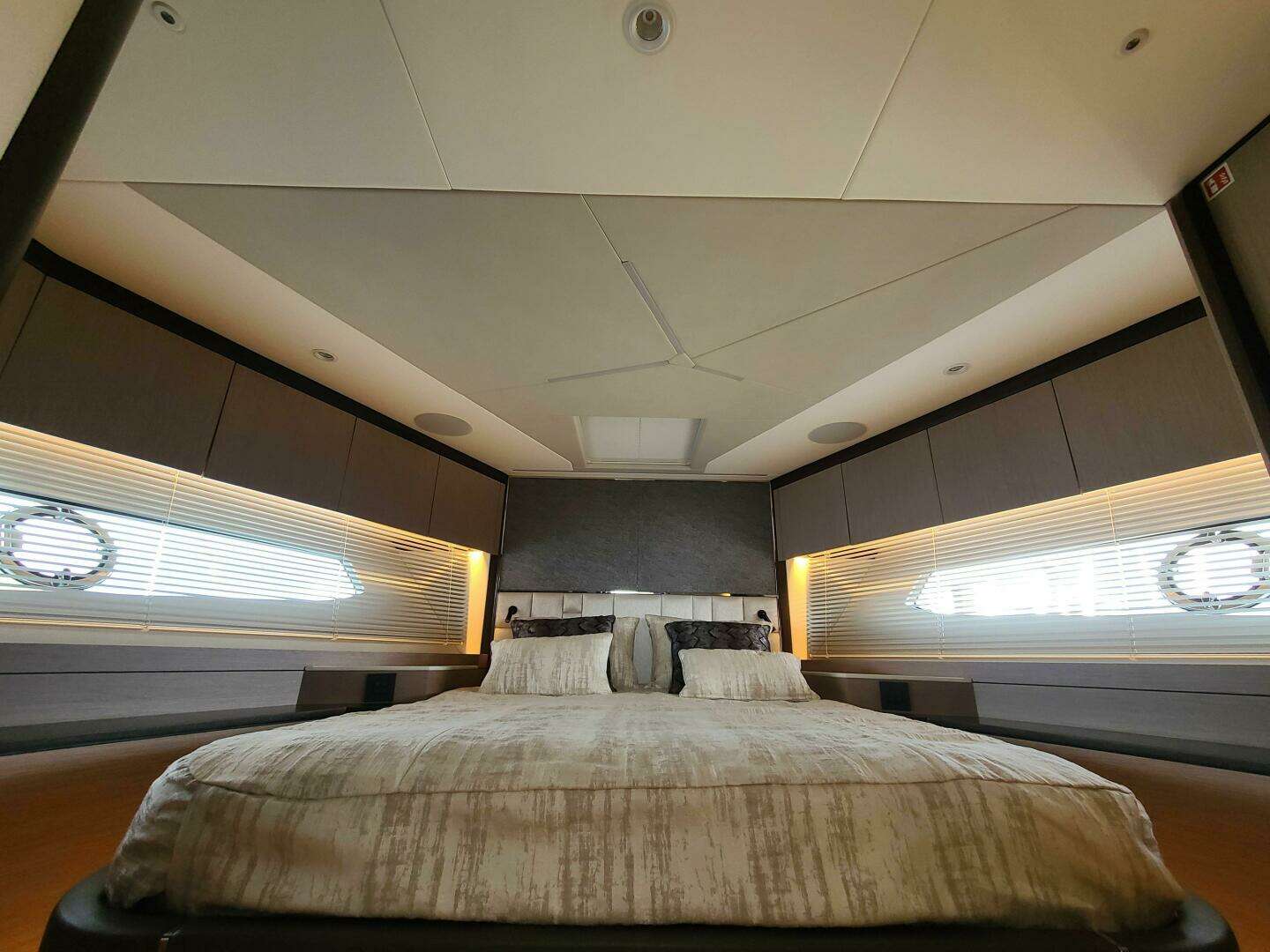 2023 Sunseeker 68 Manhattan - Image 31