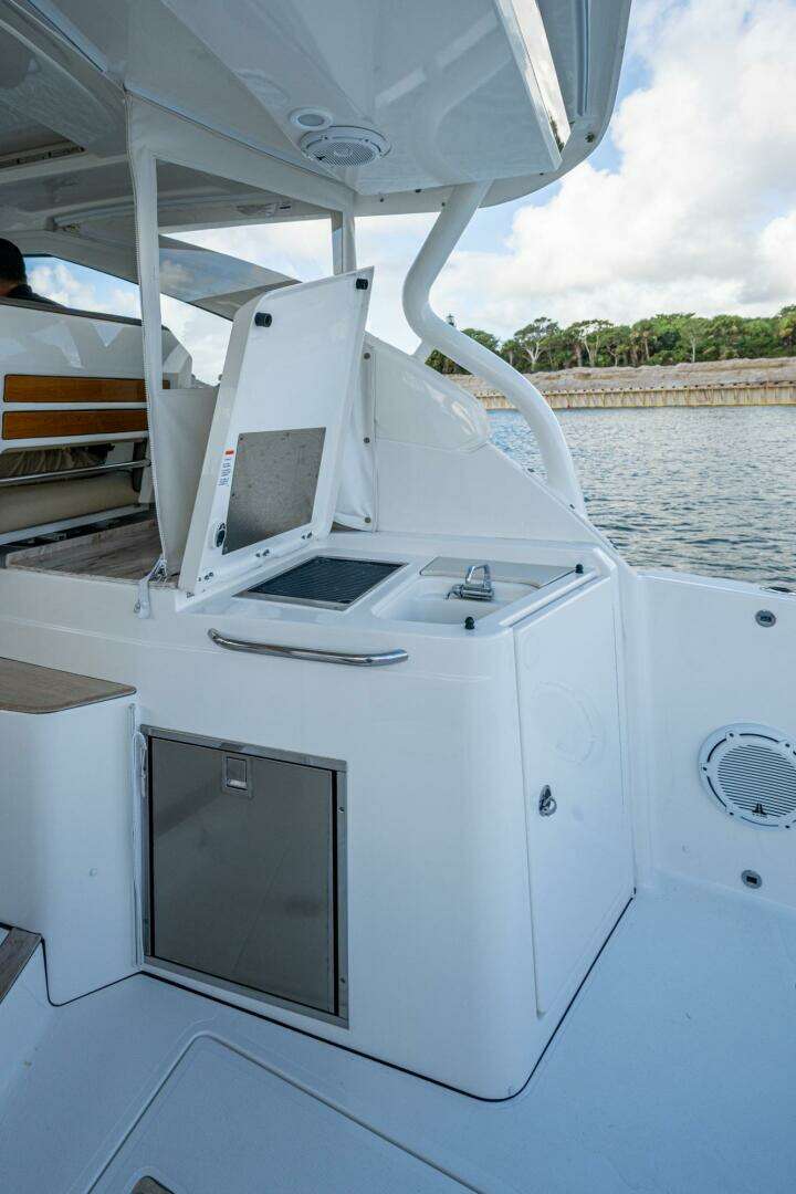 2019 Pursuit 365DC - Image 26