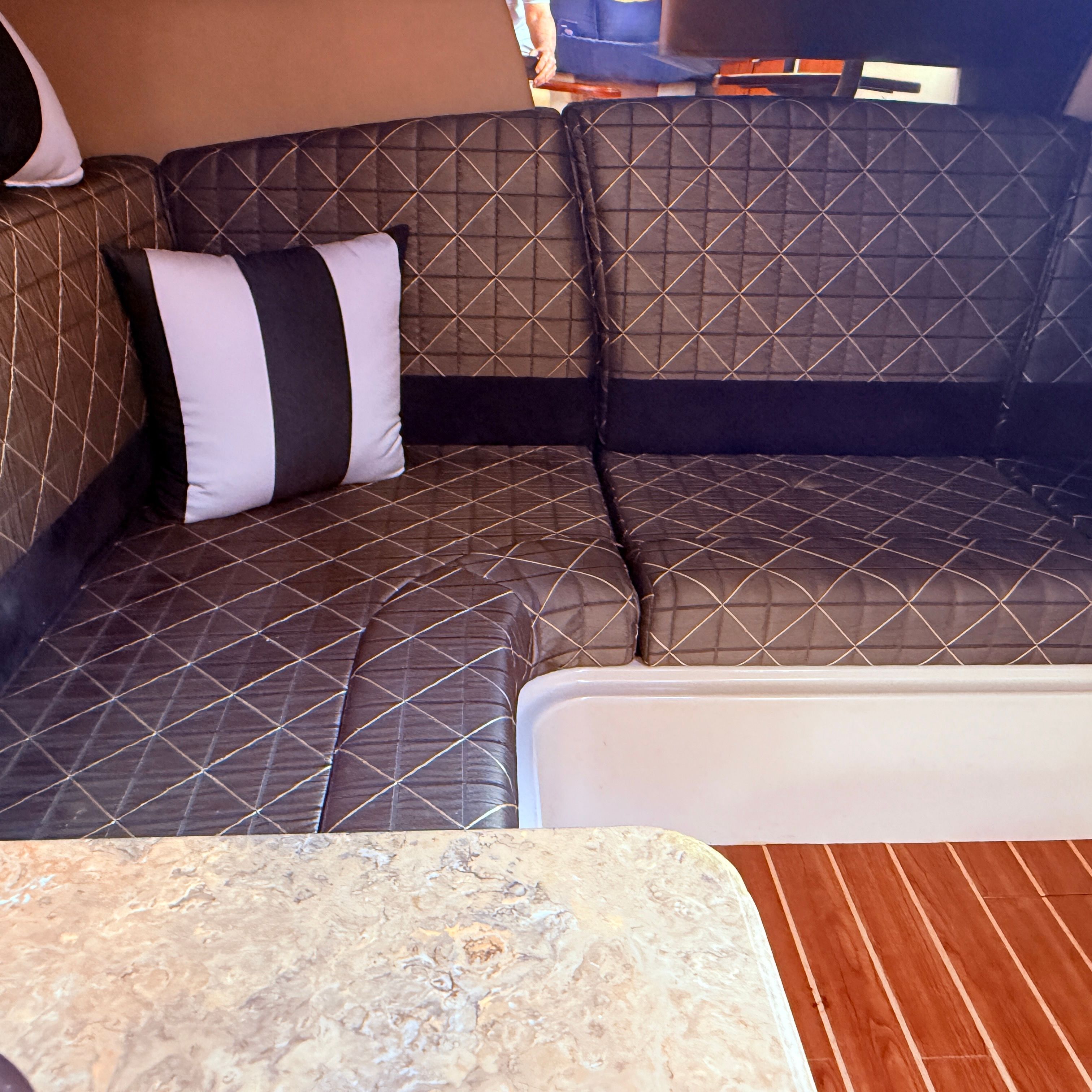 2009 CRUISERS YACHTS 330 EXPRESS - Image 9