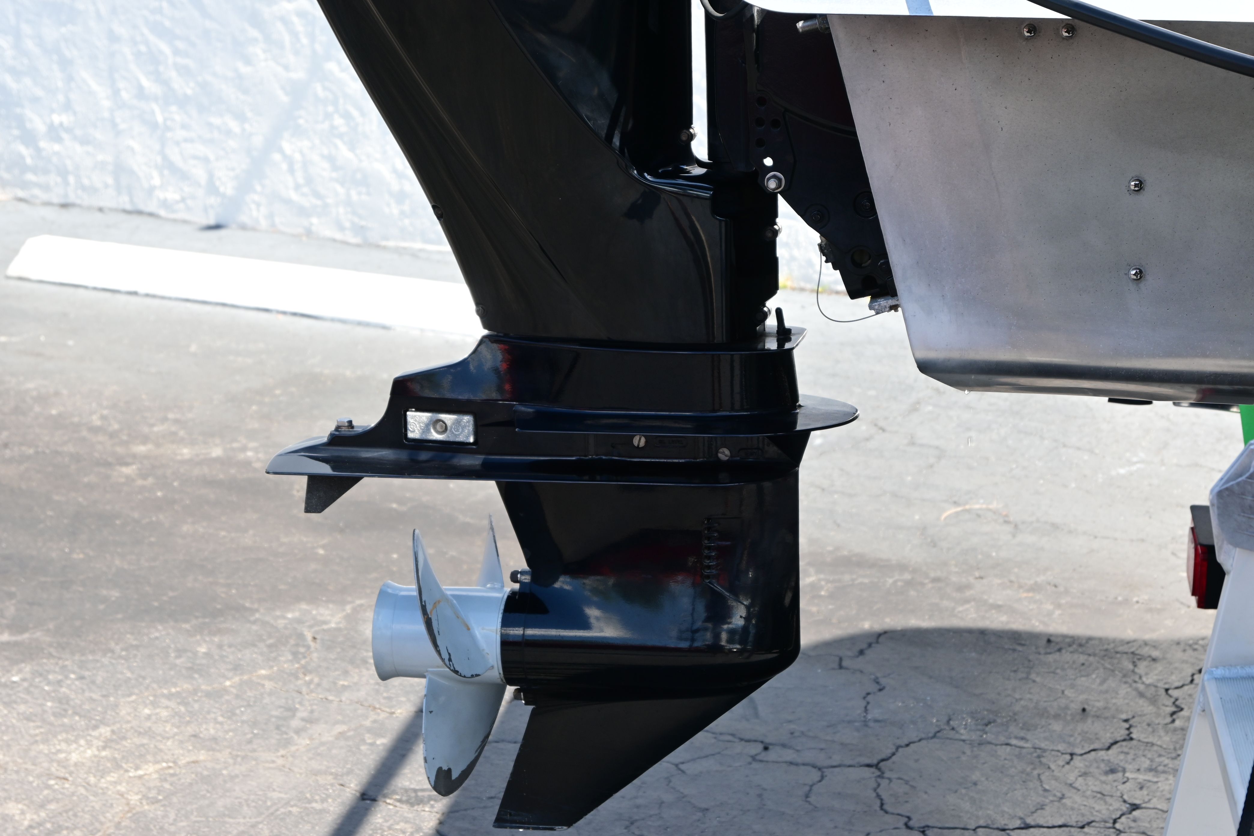 Outboard motor of a 2019 Sun Tracker FISHI boat.