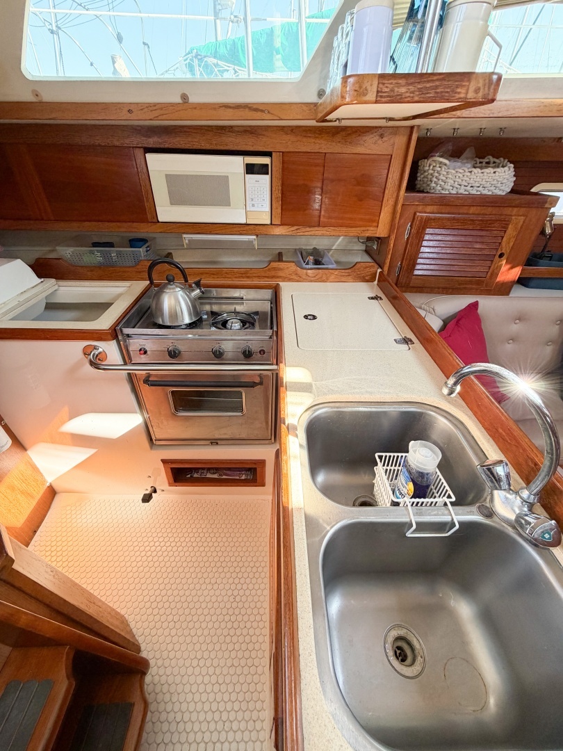 1996 Catalina 36 Mk II - Image 56