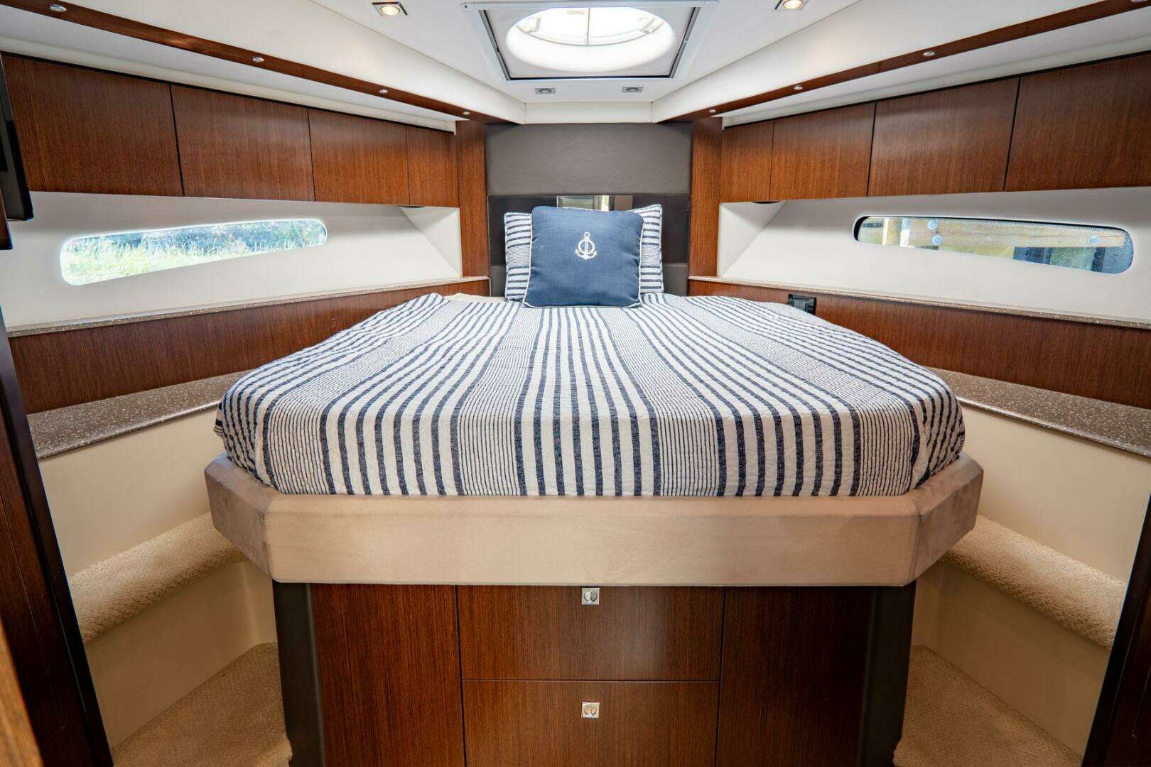 2013 Cruisers Yachts 48 Cantius - Image 4