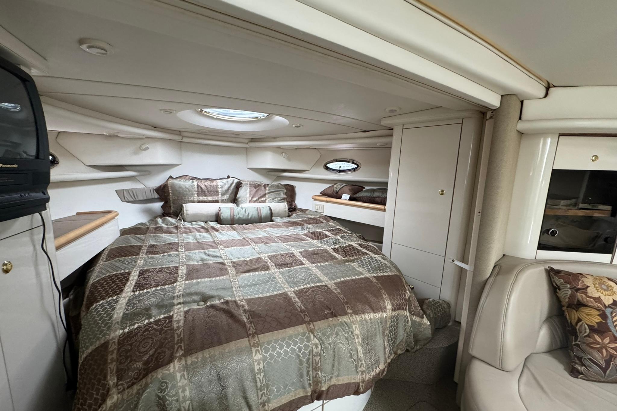 1998 Maxum 3700 SCR cabin interior with cozy bed and elegant decor.