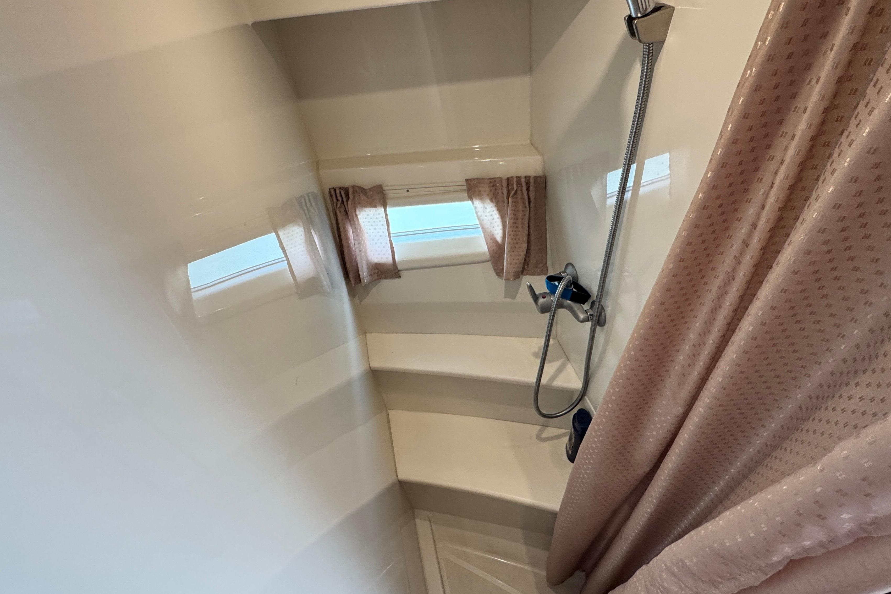 2007 Carver 47 Motor Yacht Guest Head with Separate Shower