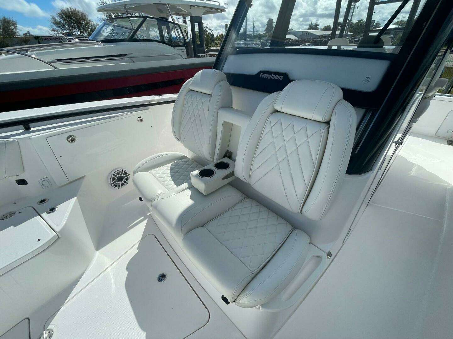 2022 Everglades 335 Center Console - Image 19