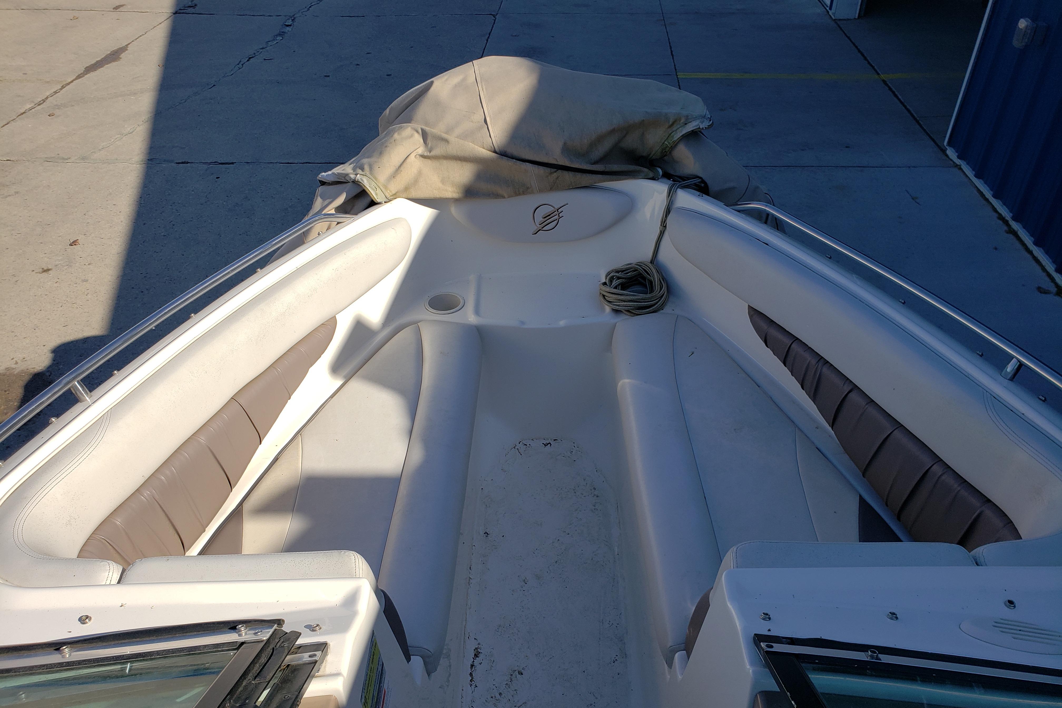 1998 Wellcraft Eclipse 2000 SS boat interior with seating and rope.