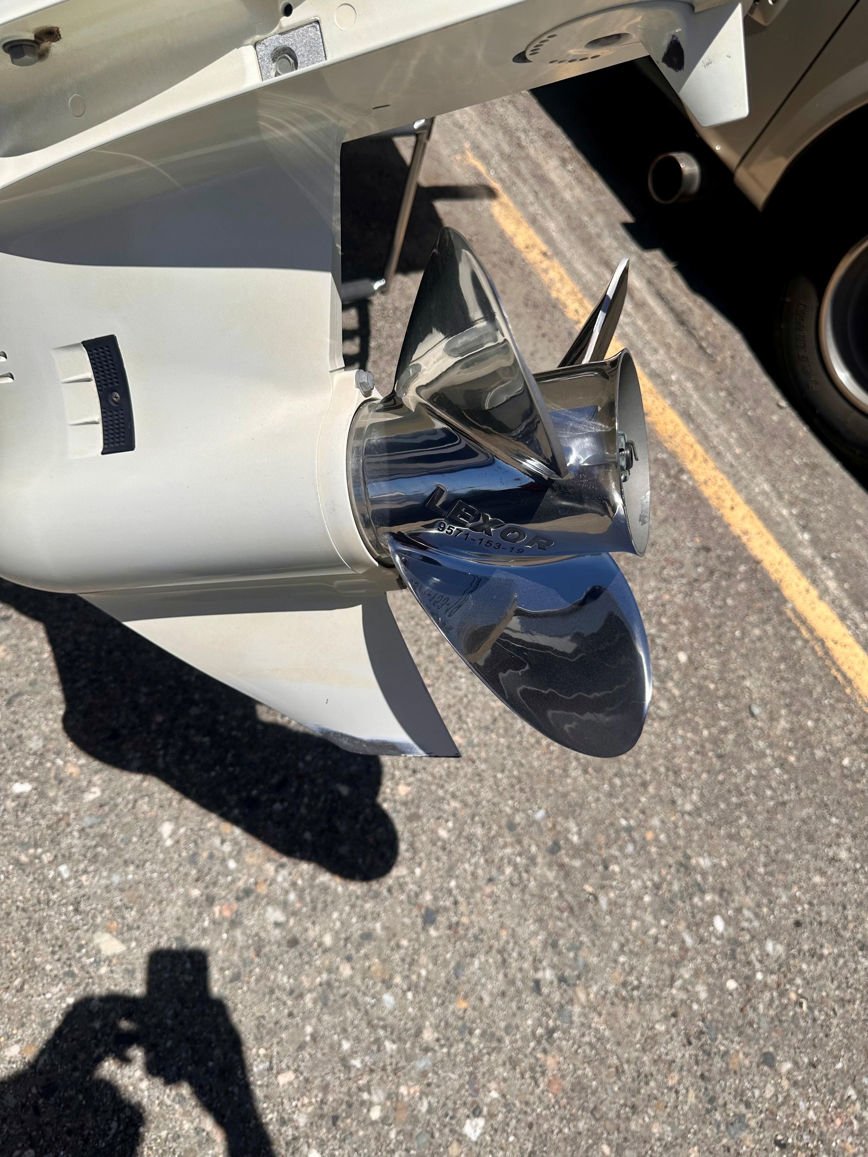 2018 Robalo R227 Dual Console - 22