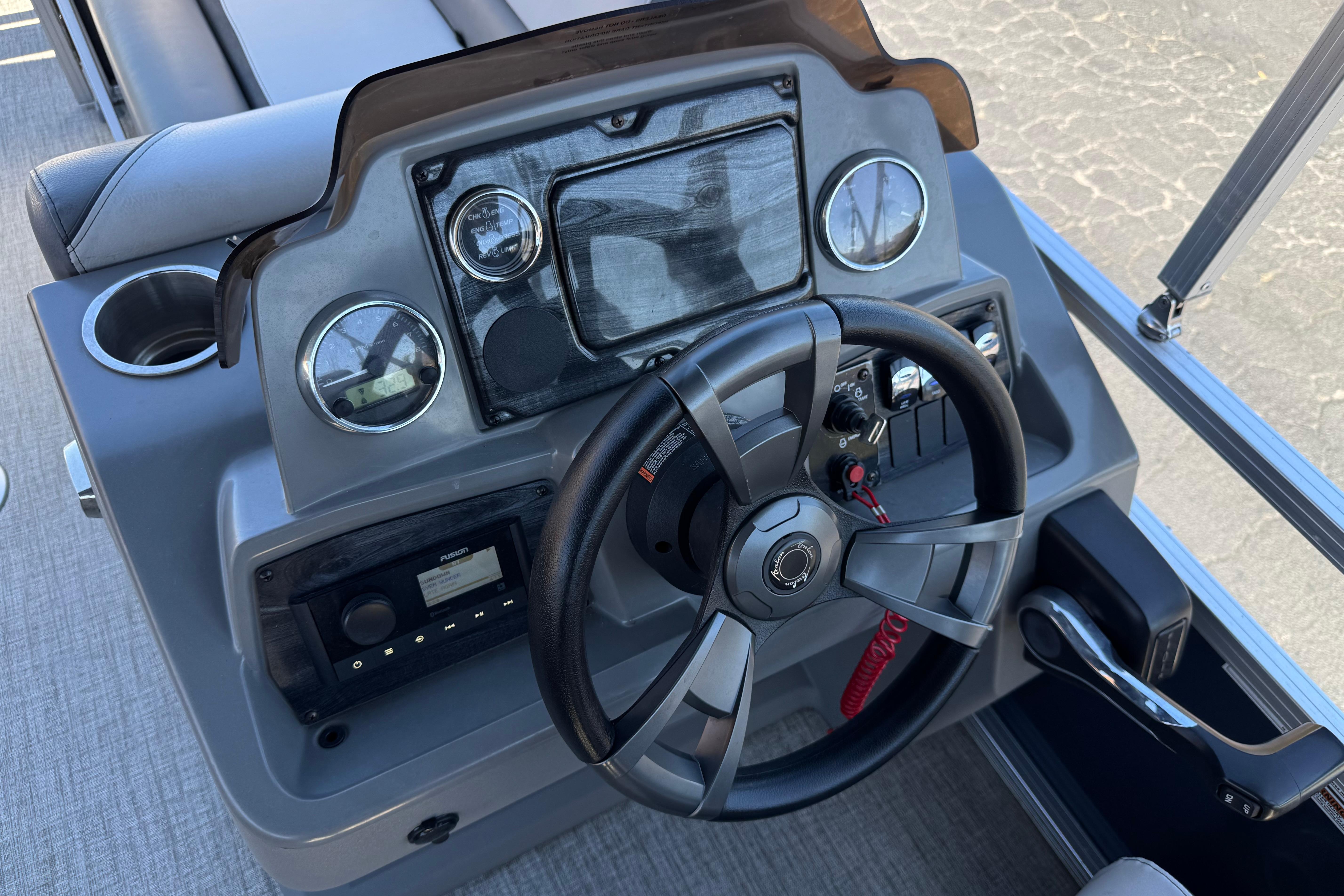 Steering console of 2023 Avalon Venture Fish N Cruise 20' boat.