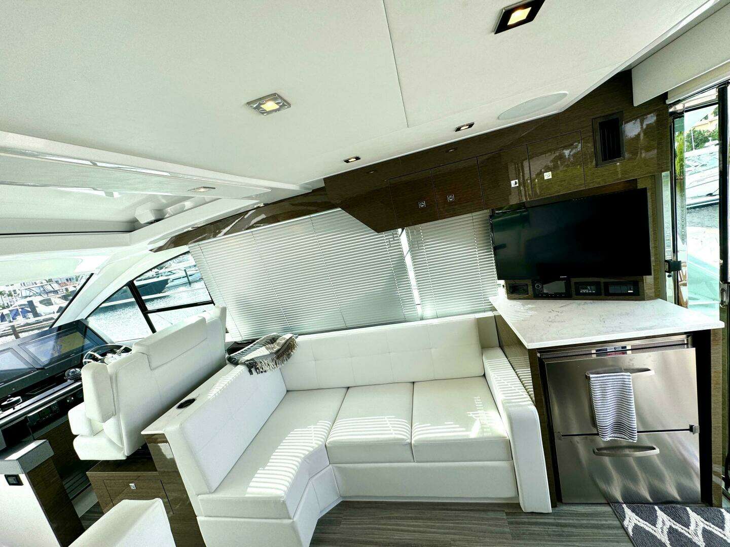 2020 Cruisers Yachts 50 Cantius - Image 12