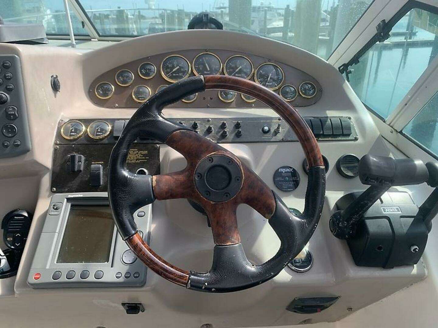 2003 Cruisers Yachts 3372 Express - Image 9