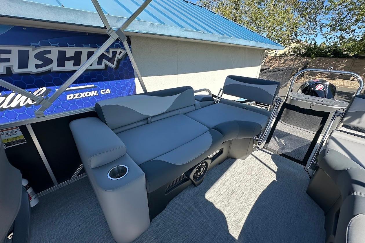2026 Tahoe Pontoon LTZ Quad Lounger Shift 23 interior with comfortable seating and modern design.
