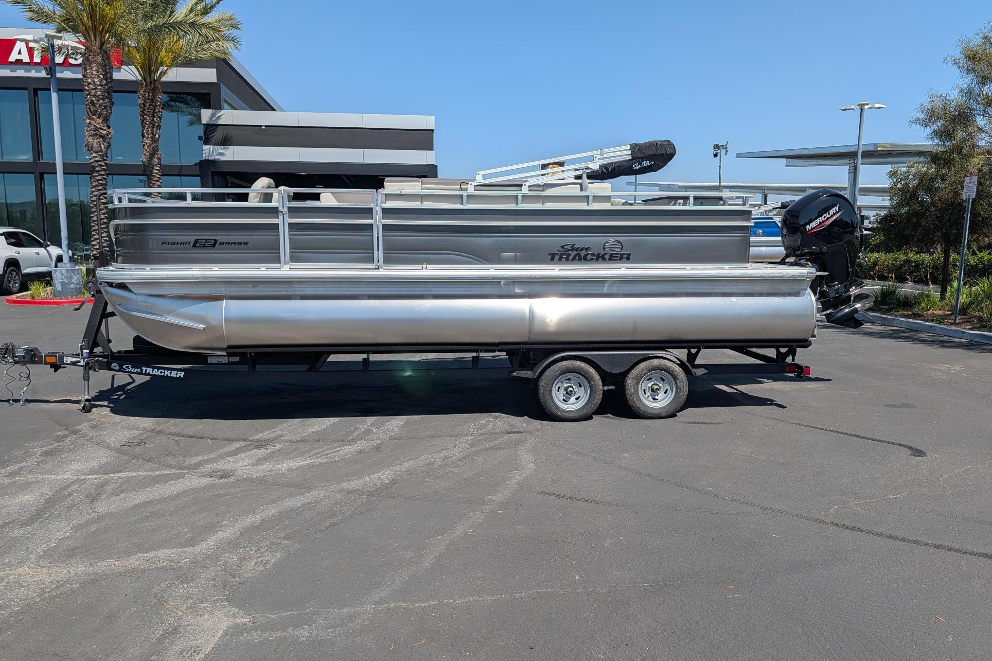 2026 Sun Tracker Fishin' Barge 22 DLX