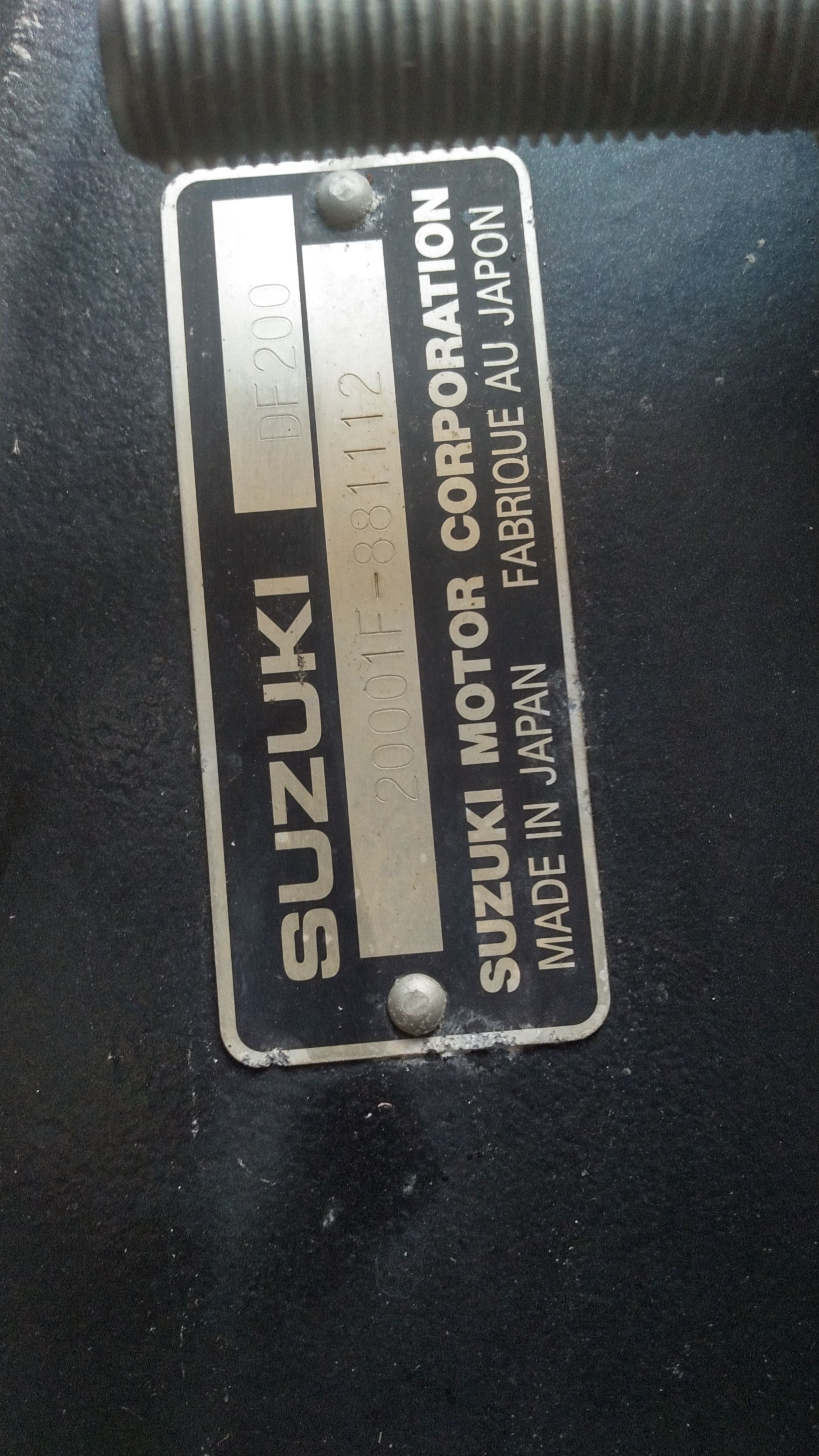A Suzuki motor with a nameplate displaying the model number.