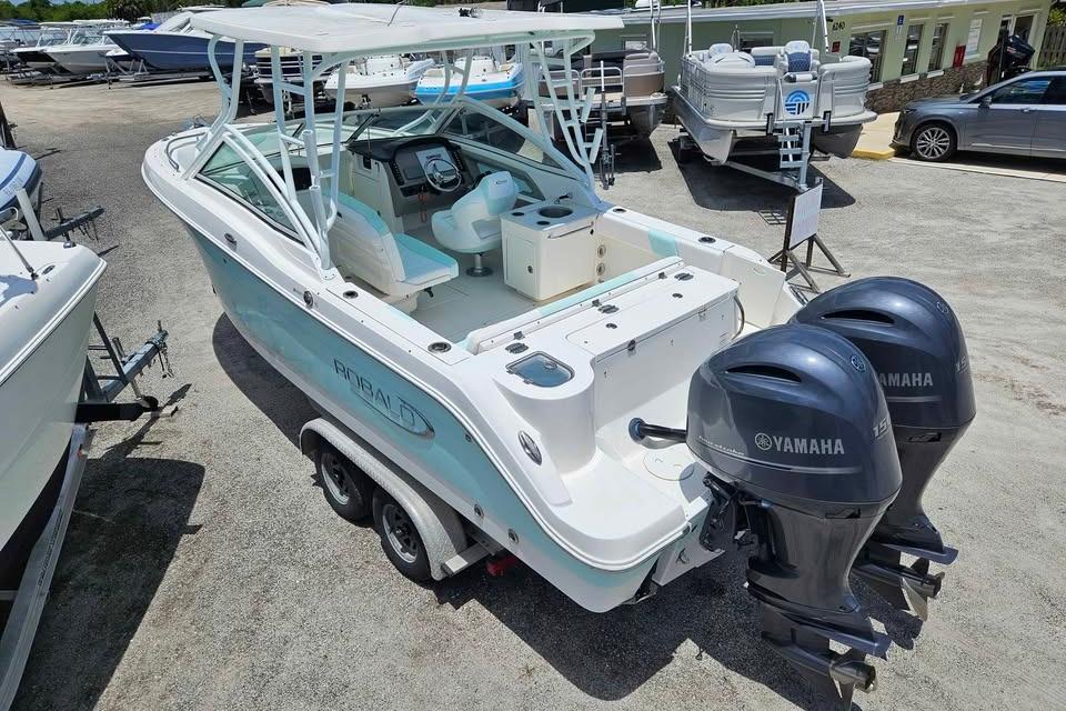 2019 Robalo R247 Dual Console