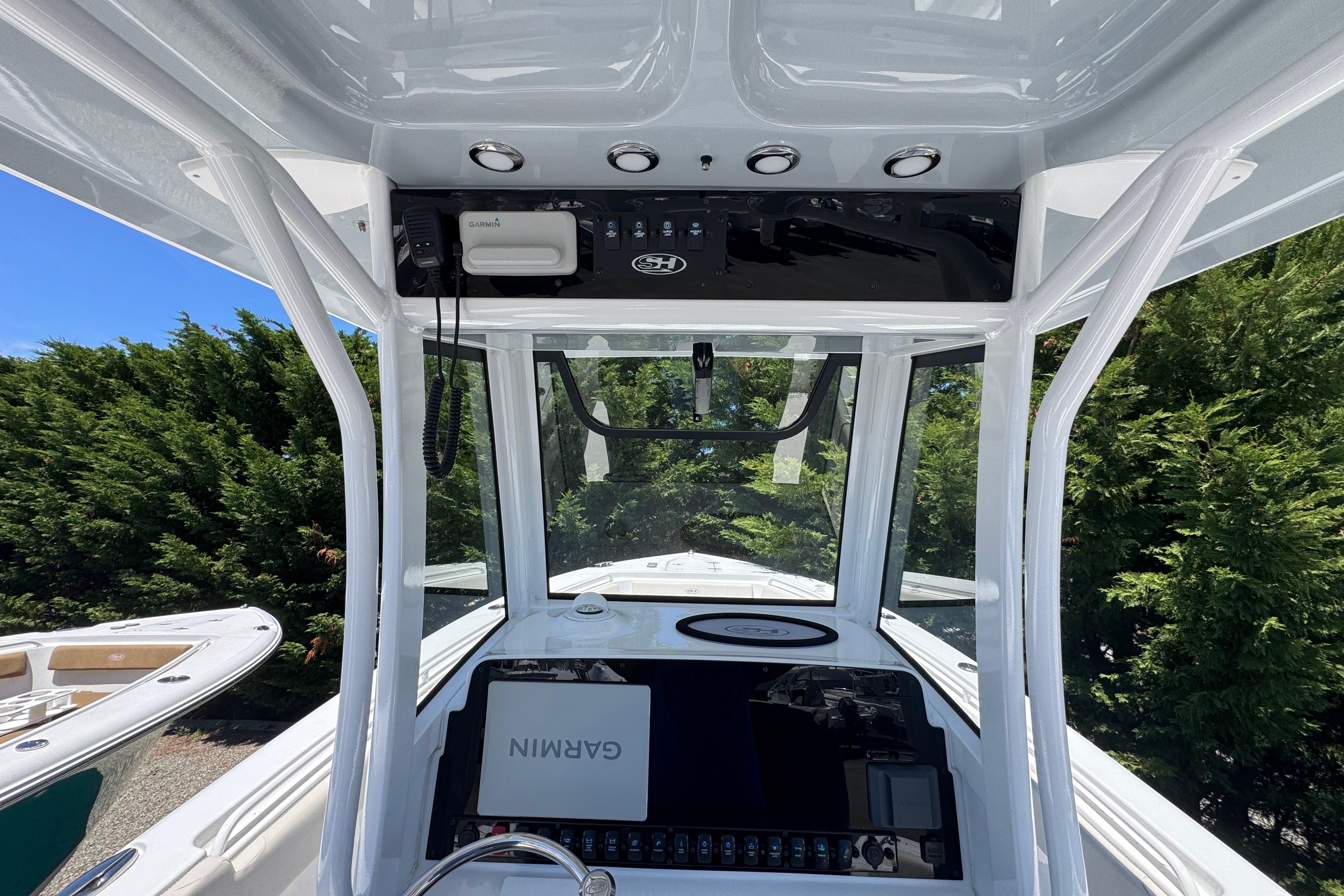 2023 Sea Hunt Gamefish 25 boat console with Garmin navigation system and sleek design.