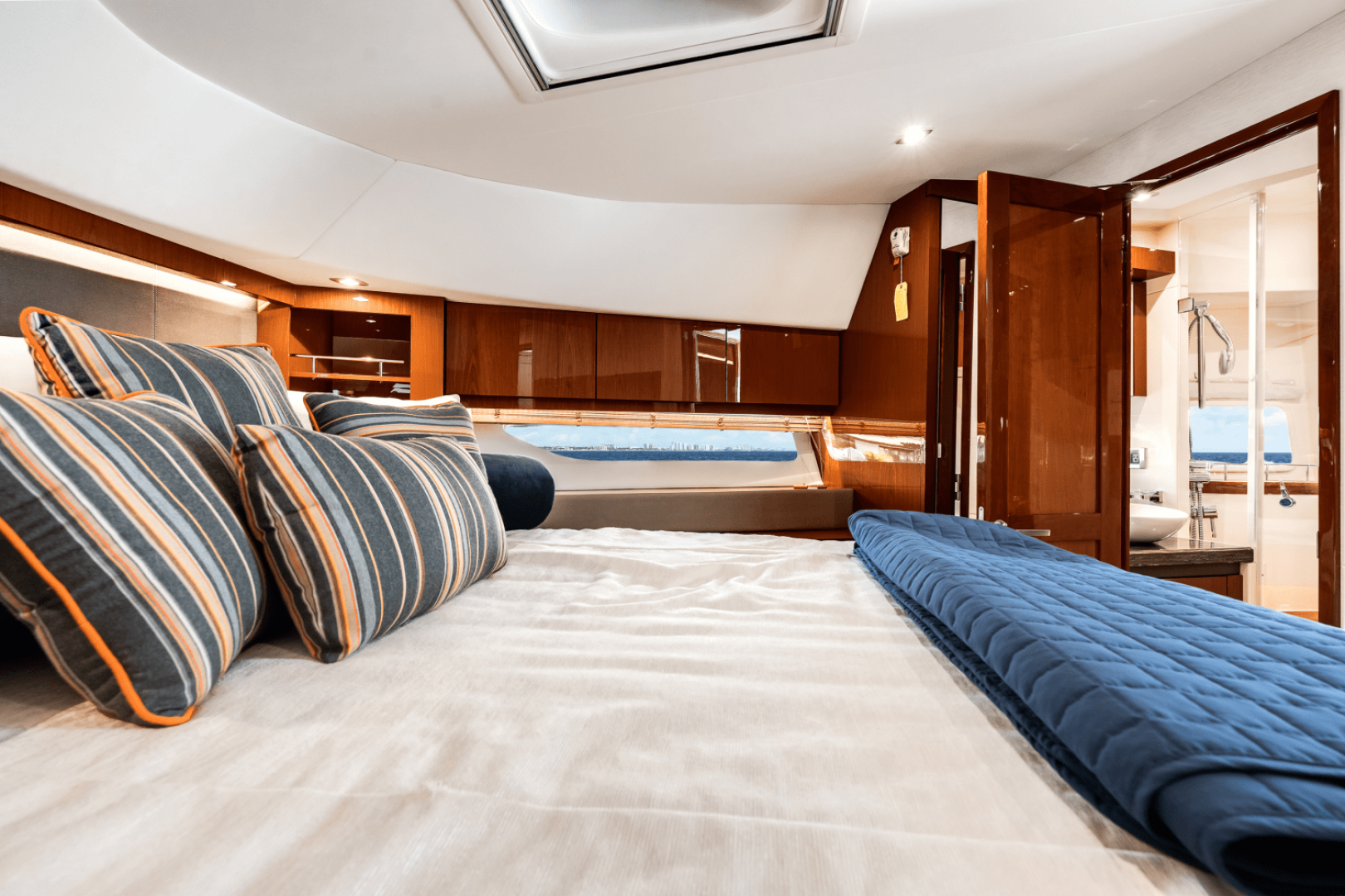 2017 Sea Ray 510 FLYBRIDGE - Image 12