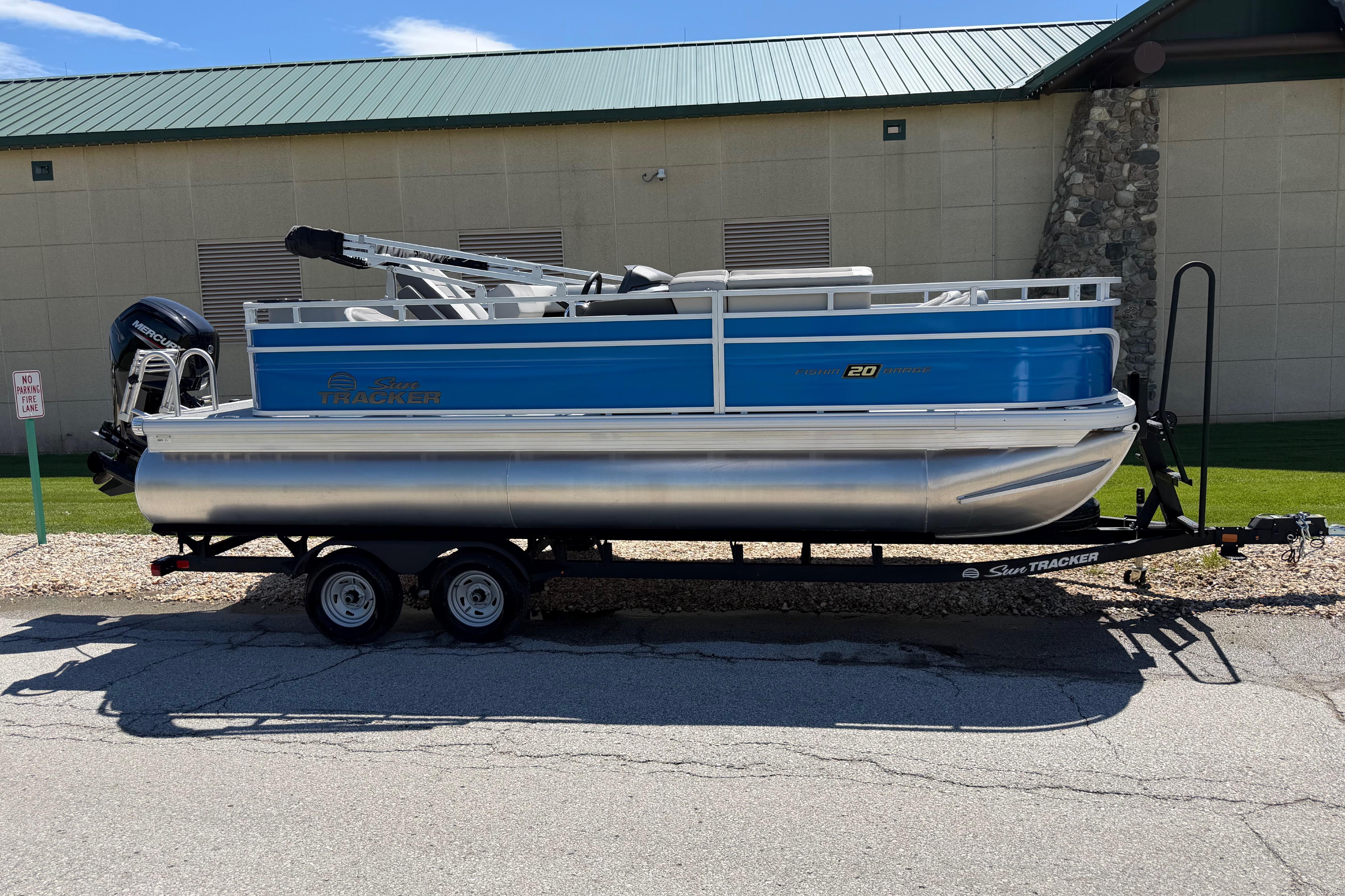 2026 Sun Tracker Fishin' Barge 20 DLX