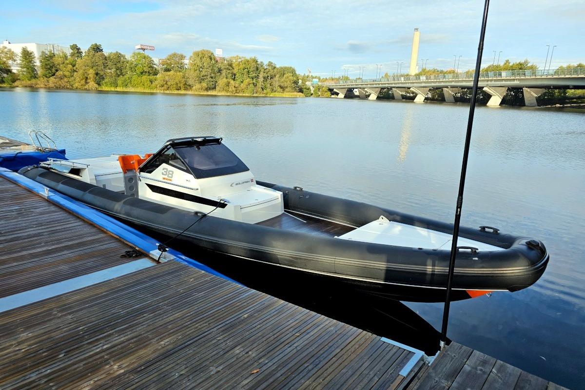 2017 Goldfish 38 Supersport