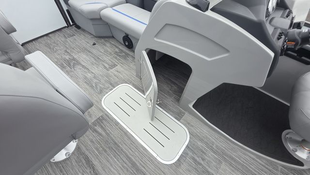 2026 Bentley Pontoons LEGACY 223 DL NAVIGATOR With 200hp XL Four-Stroke - 9