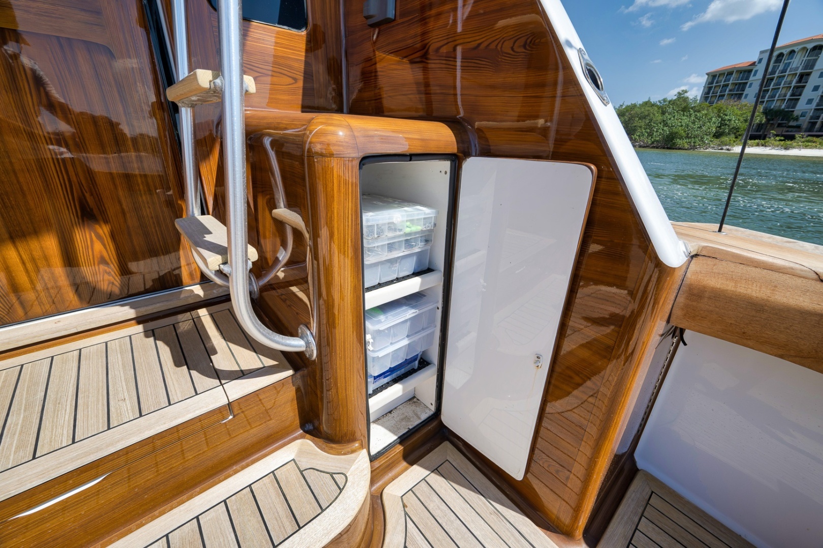 2003 Viking 52 Convertible - Image 25