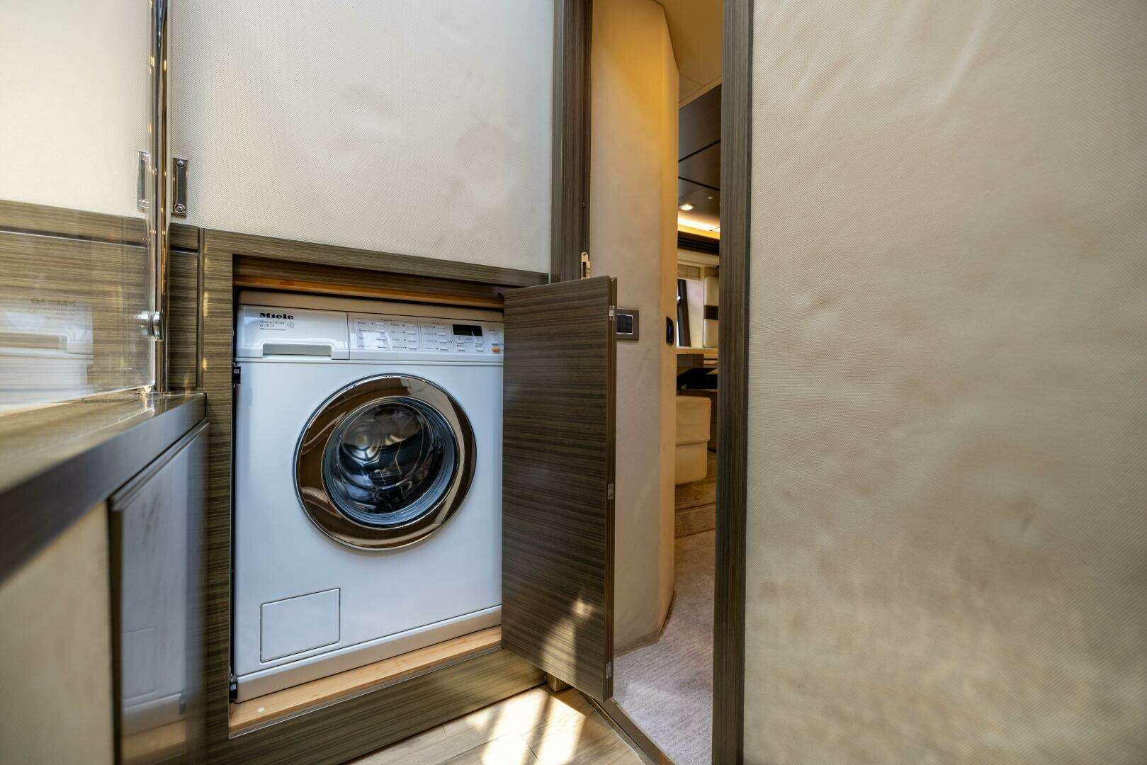 2015 Azimut 64 Flybridge - Image 17