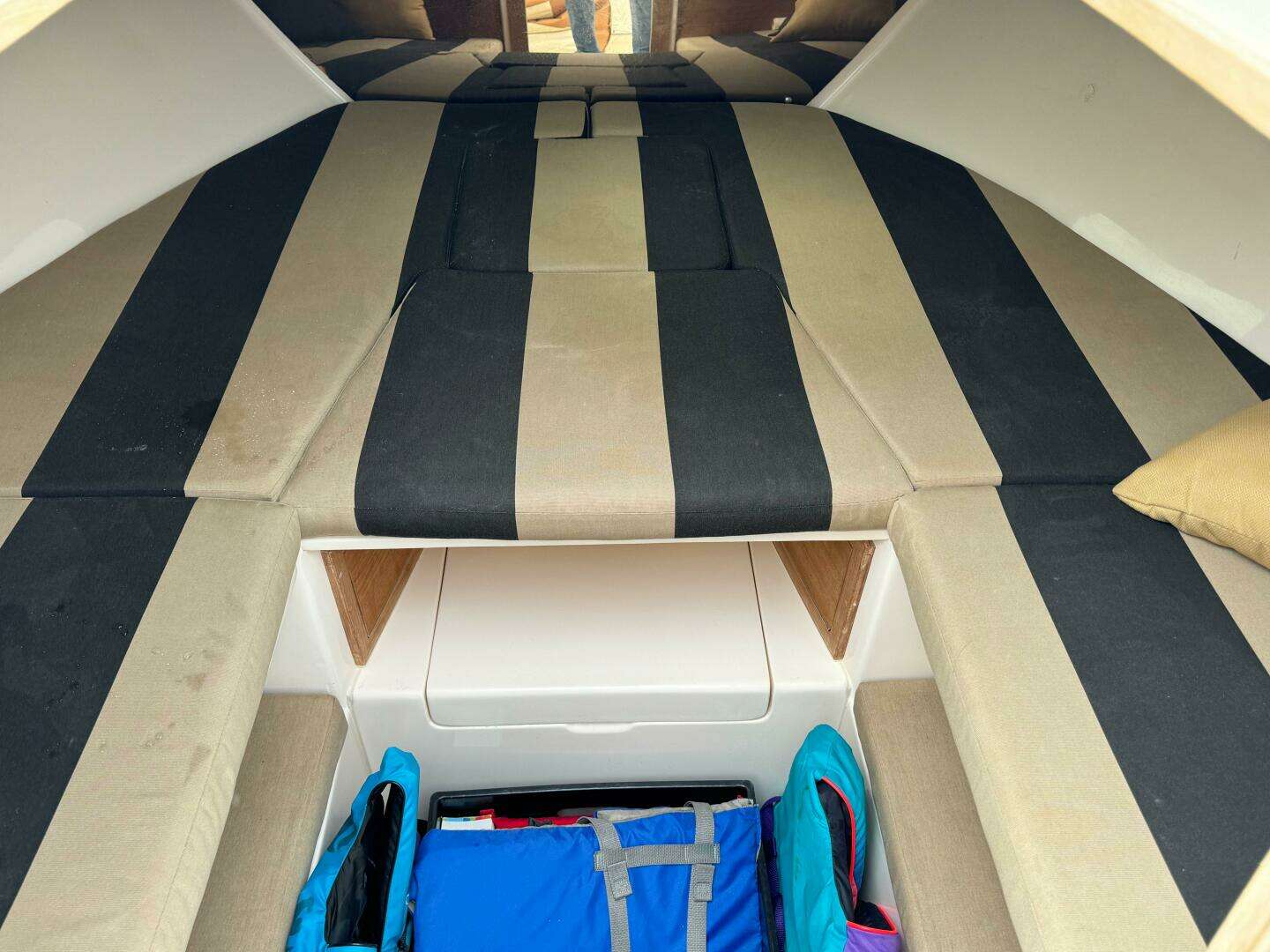 2004 Intrepid 32 CUDDY - Image 24