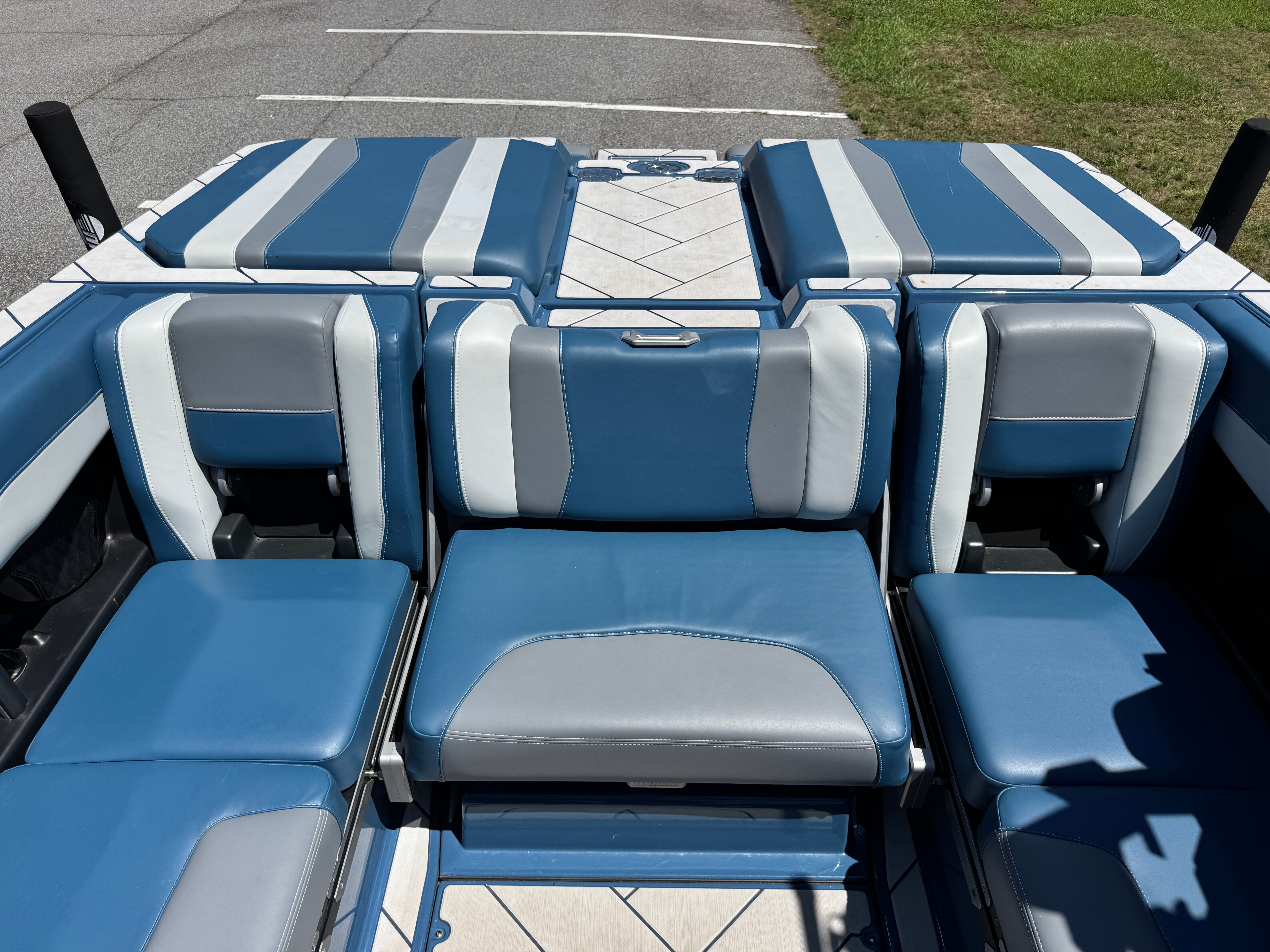 2025 MALIBU 22 LSV - Image 10