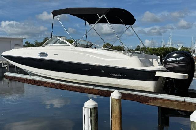 2015 Bayliner 210 Deck Boat