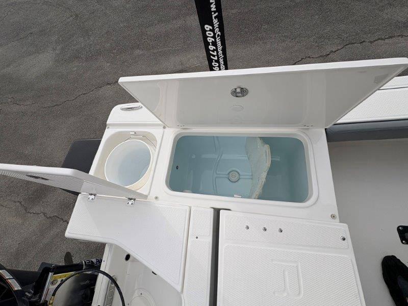 2025 Robalo 226 Cayman - 53