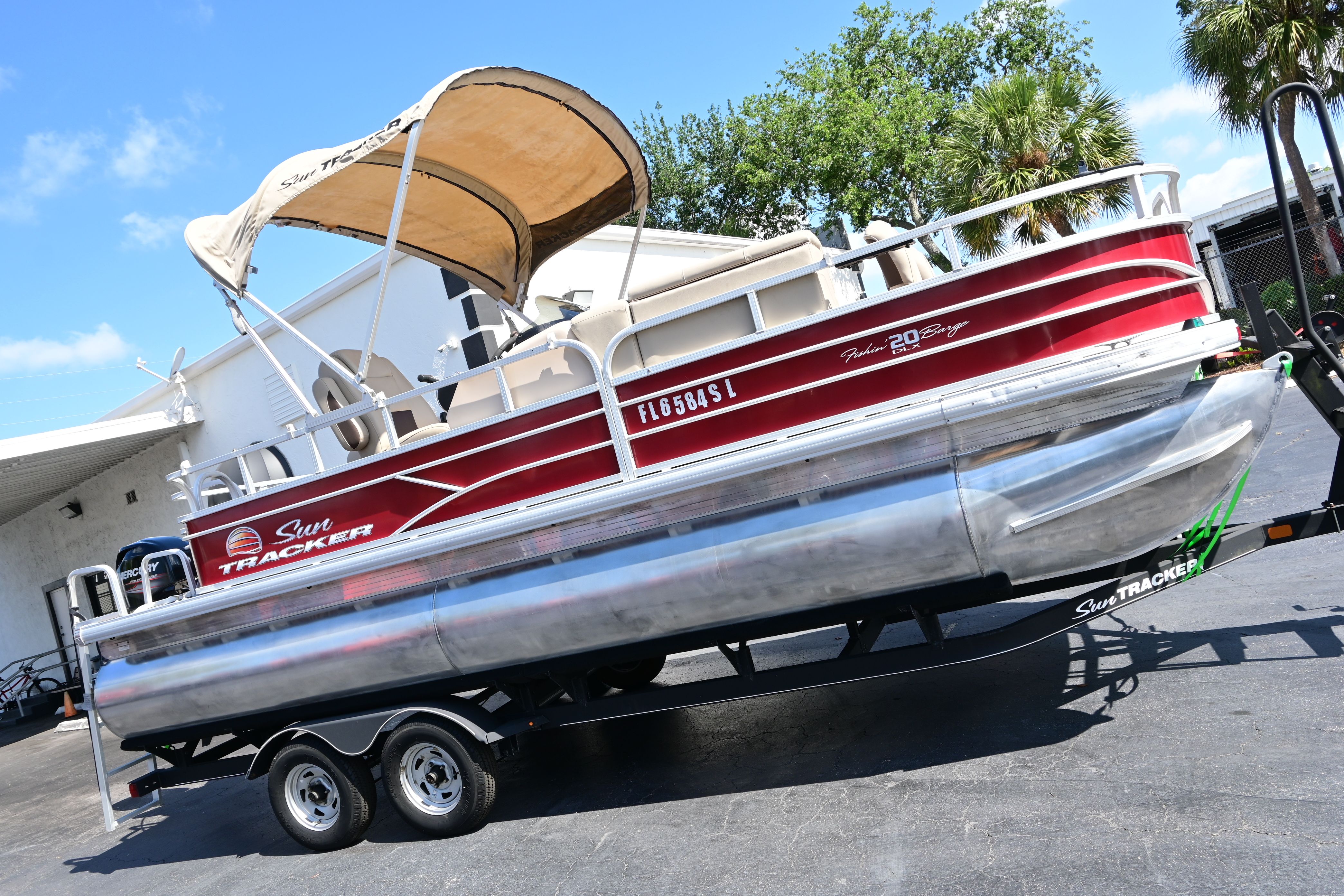 2019 Sun Tracker FISHI pontoon boat on trailer.