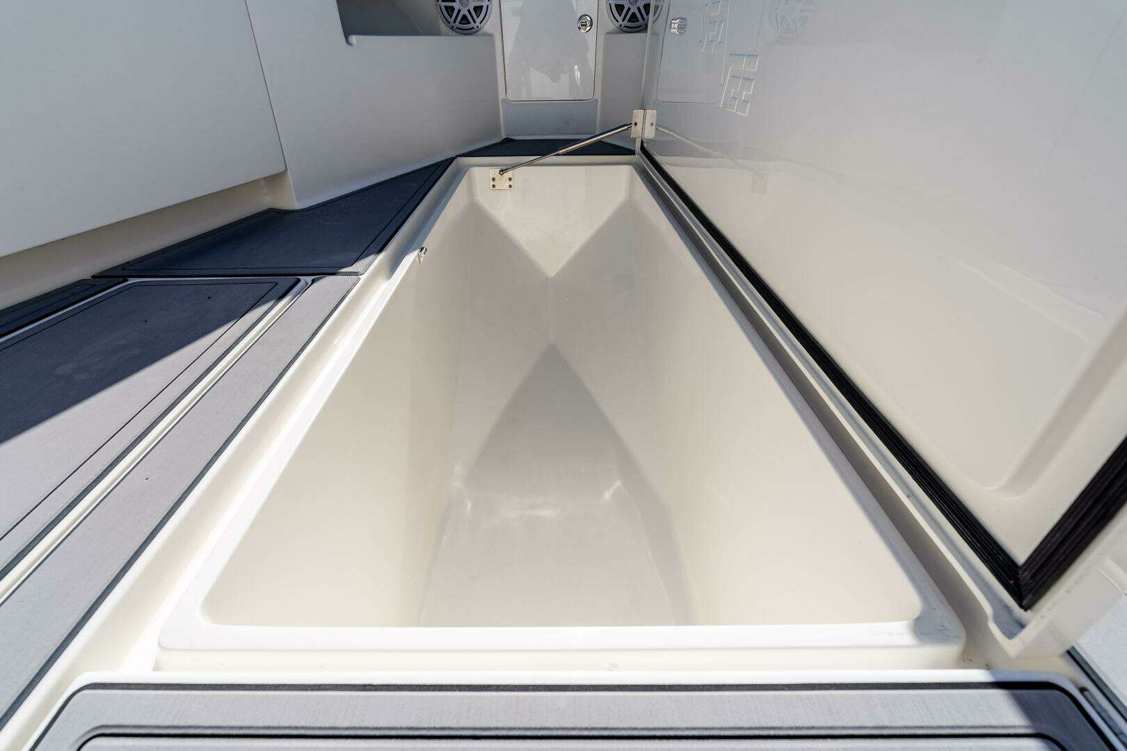 2018 SeaVee 370 Z - Image 13