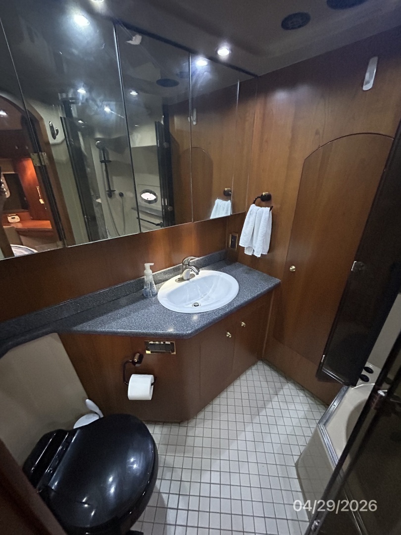 2000 Cruisers Yachts 4450 - Image 46