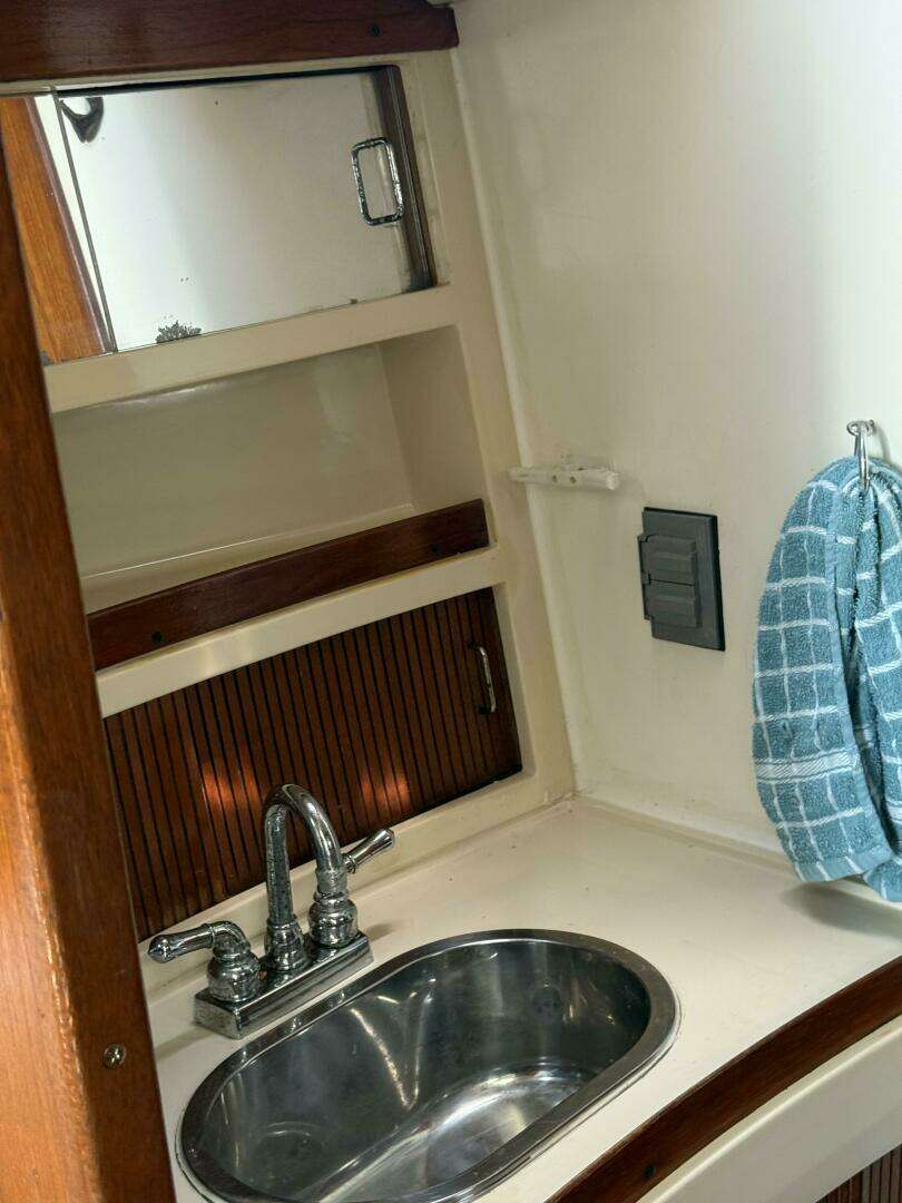 1989 Hunter 33.5 - Image 9