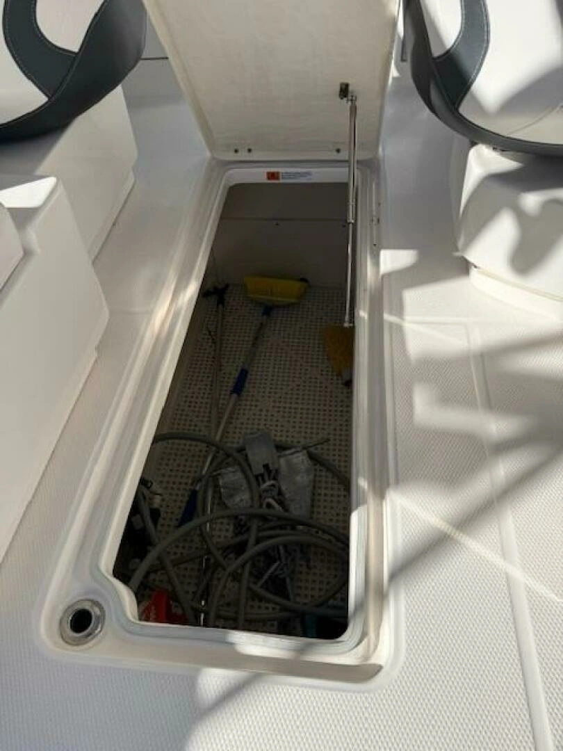 2021 Robalo R317 - Image 21