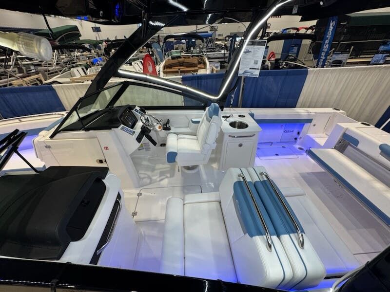 2026 Robalo Dual Console R 257 - 19