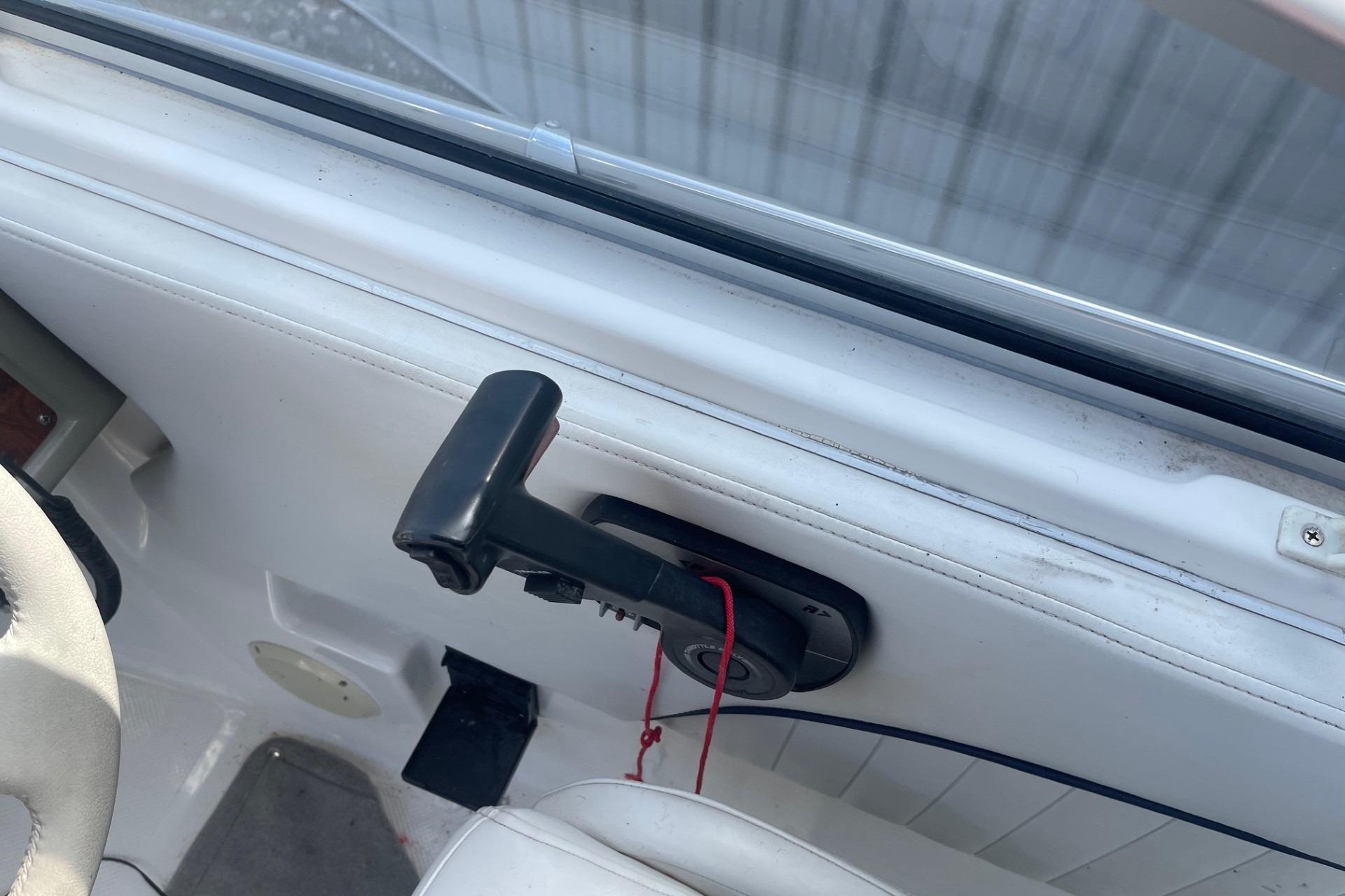 1997 Bayliner 2655 Ciera boat throttle control with red safety lanyard.