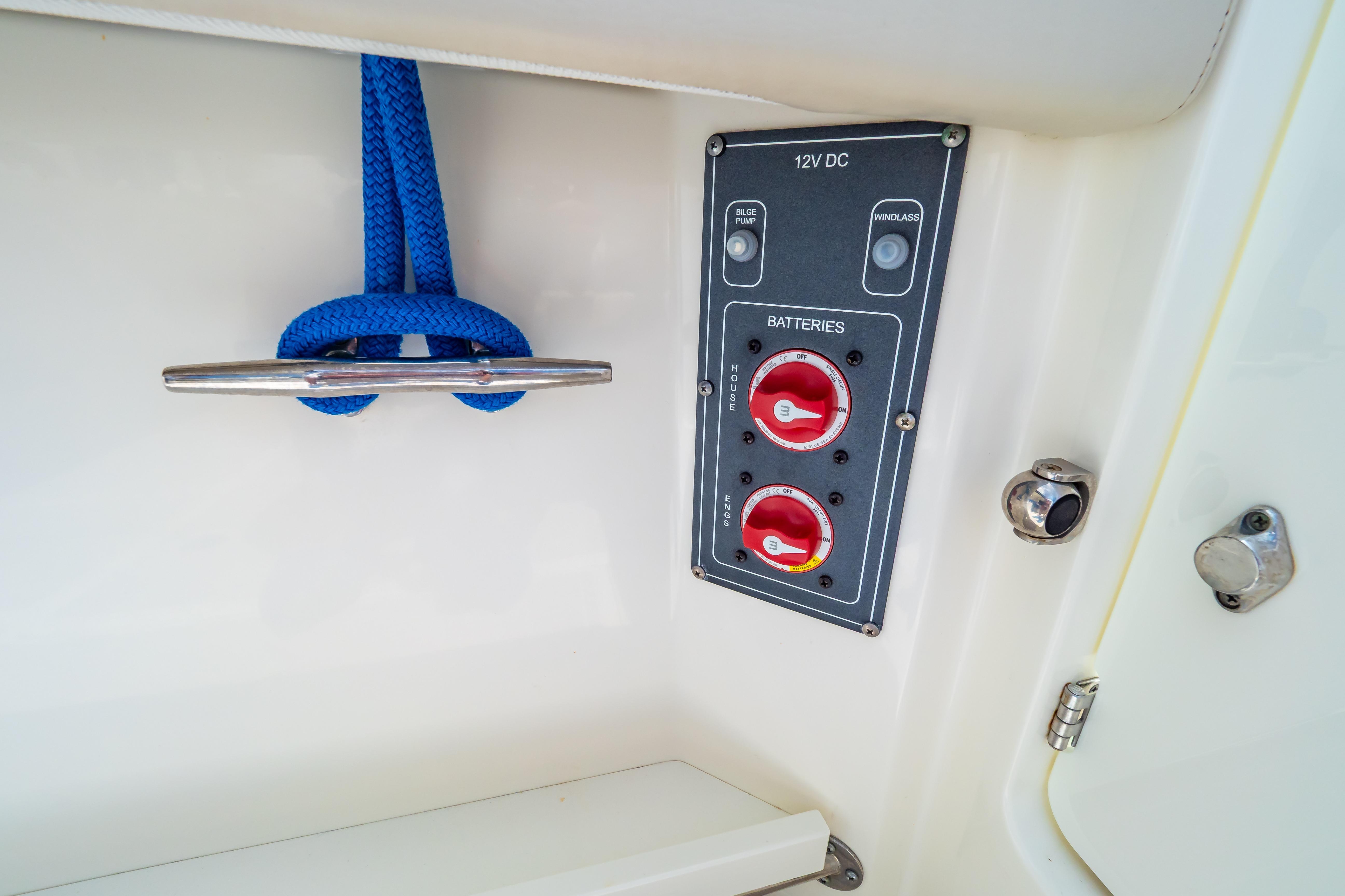 Battery control panel and cleat with blue rope on 2019 Boston Whaler 270 Vantage boat.