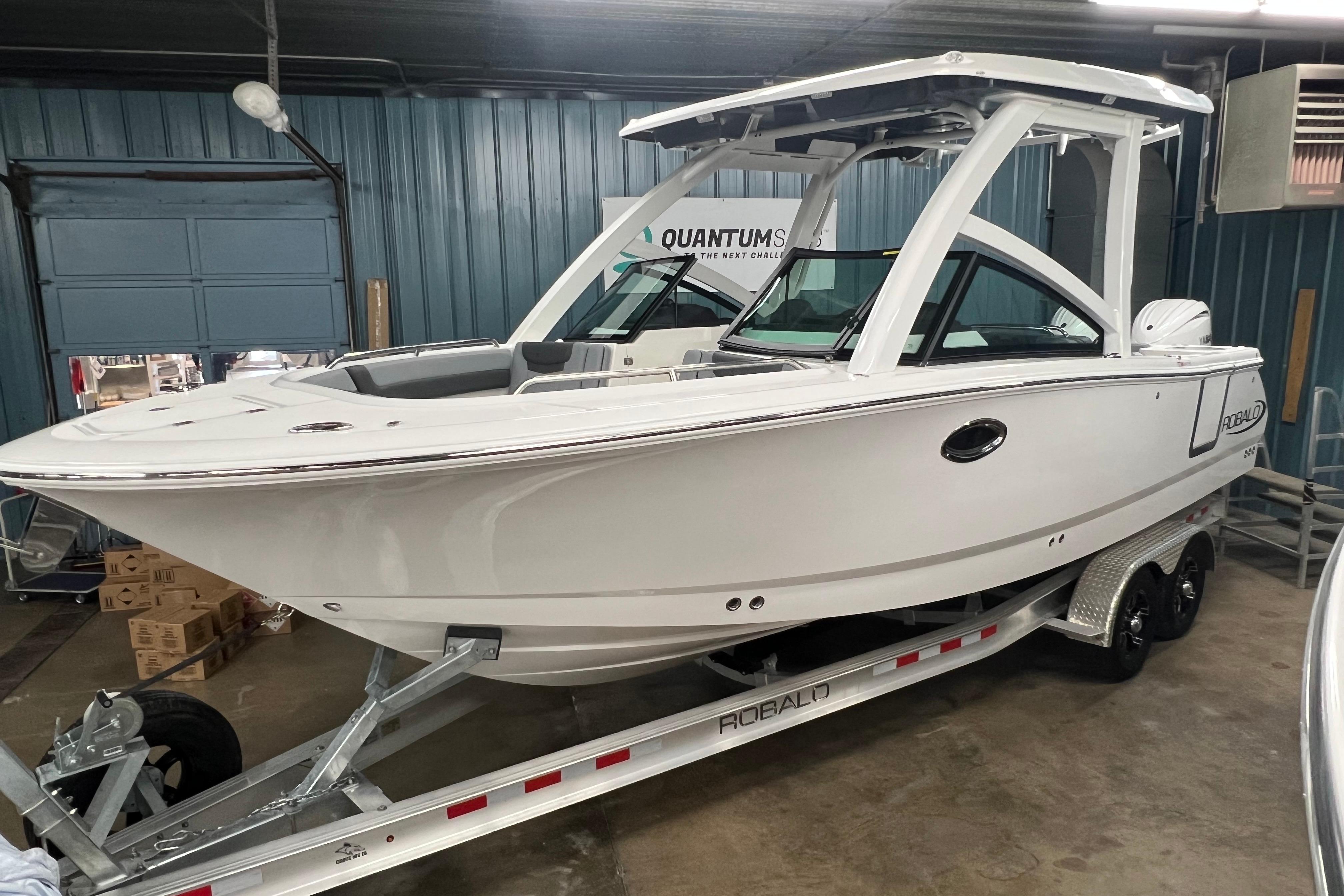 2026 Robalo R257 Dual Console