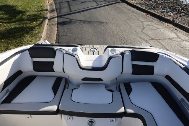 2026 Yamaha Boats AR 195 BOTH COLORS AVAILABLE - 12