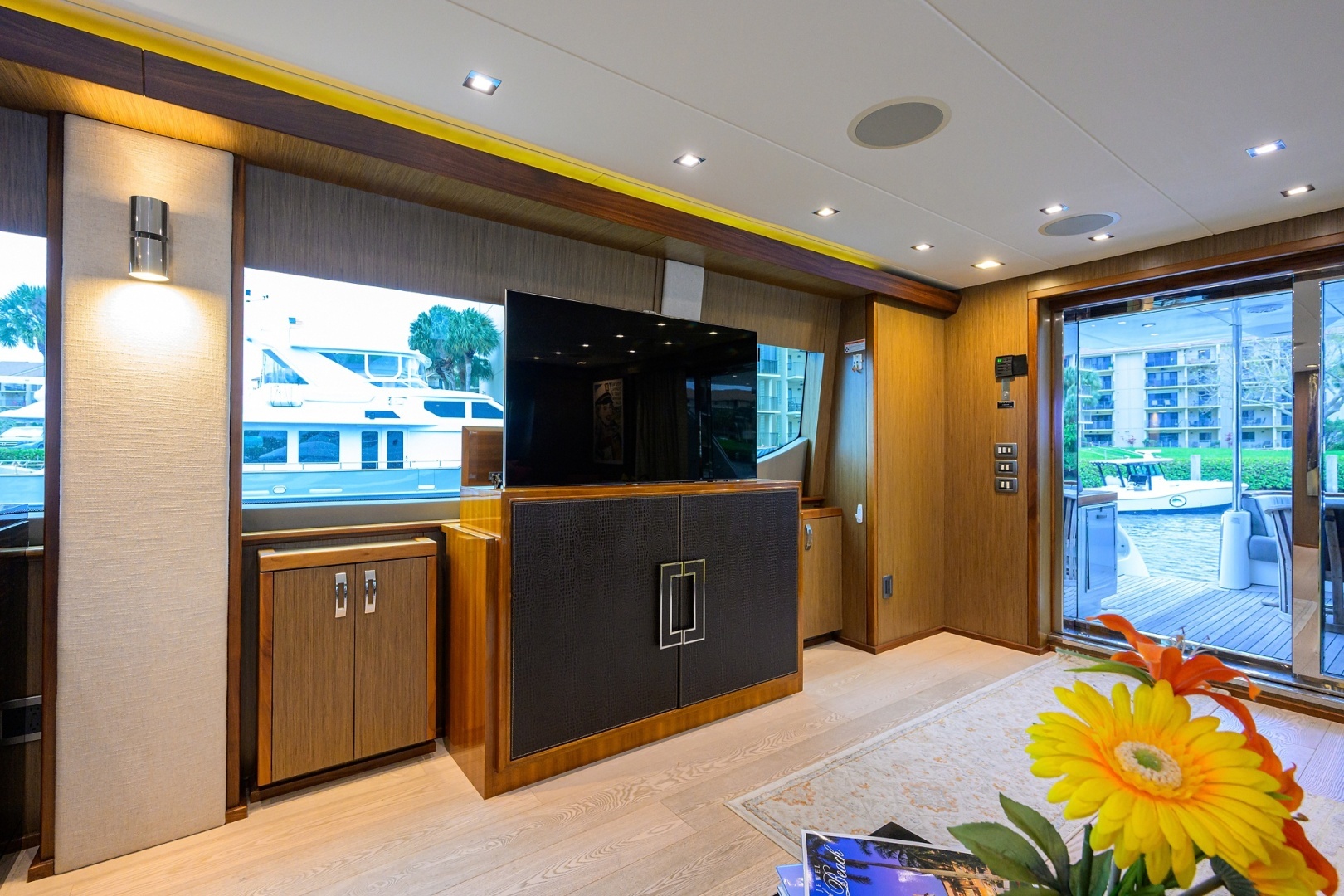 2013 Hatteras 80 Motor Yacht - Image 8