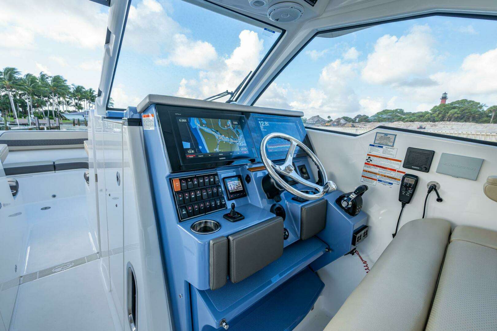 2019 Pursuit 365DC - Image 12