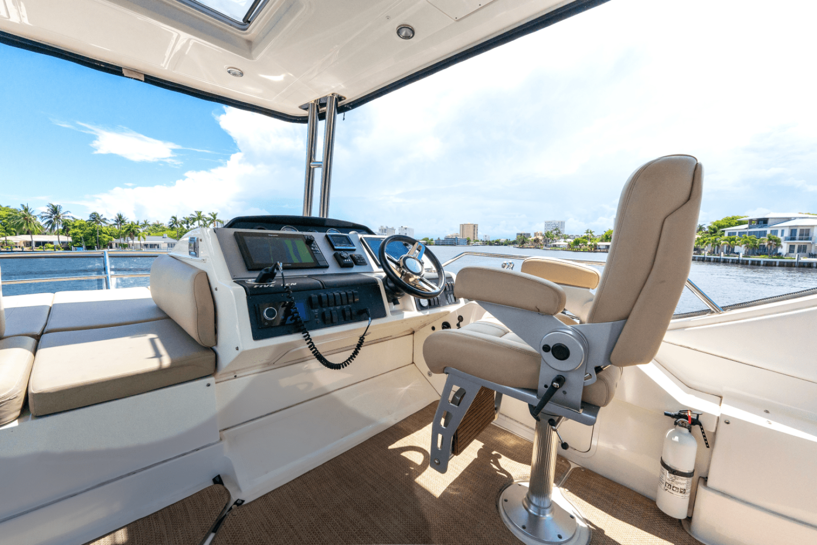 2017 Sea Ray 510 FLYBRIDGE - Image 43