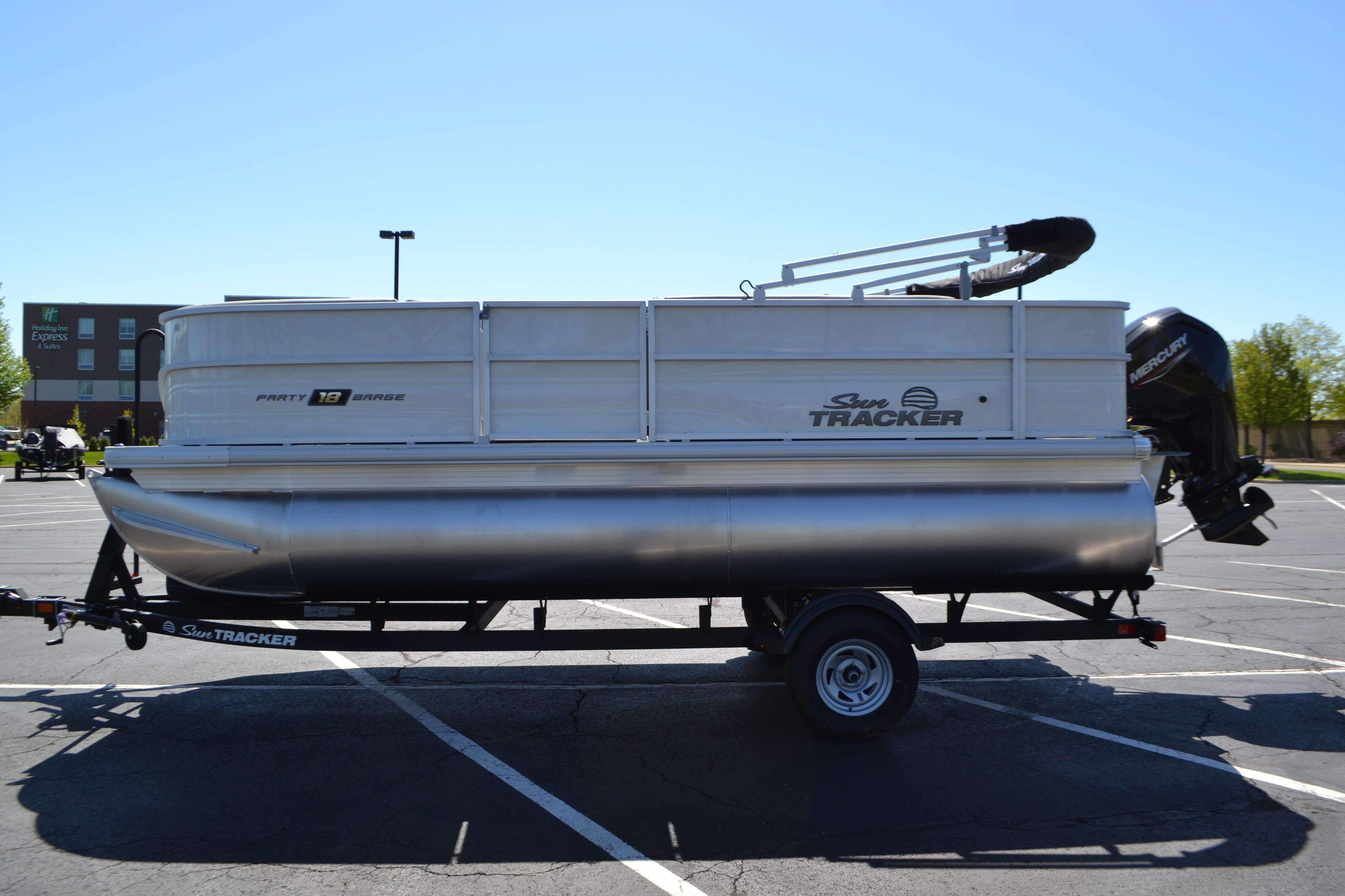 2026 Sun Tracker Party Barge 18 DLX
